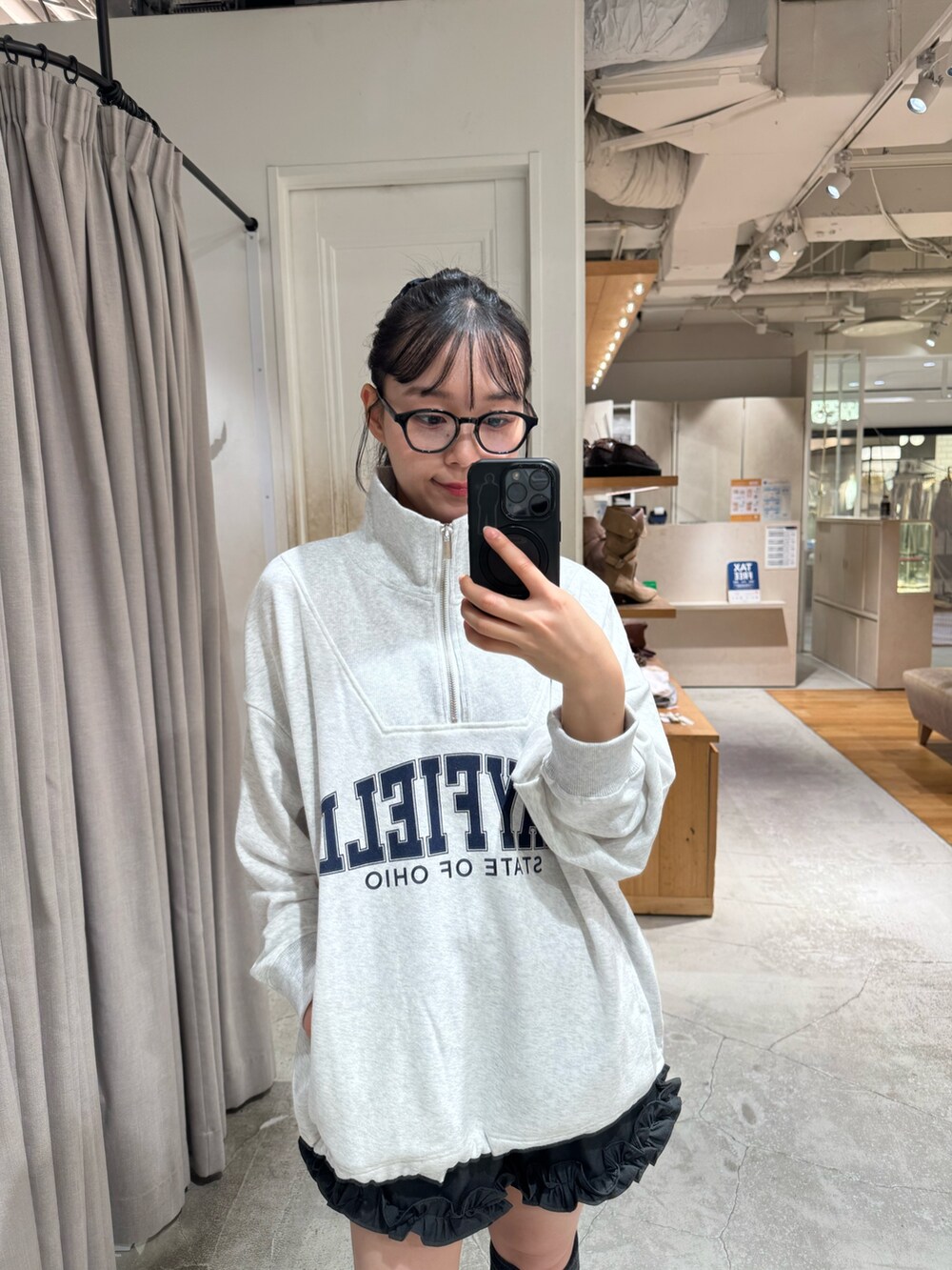 グレー系のTシャツ/カットソー、グレー系のその他パンツを着用したレディースの秋コーディネートの2枚目の写真