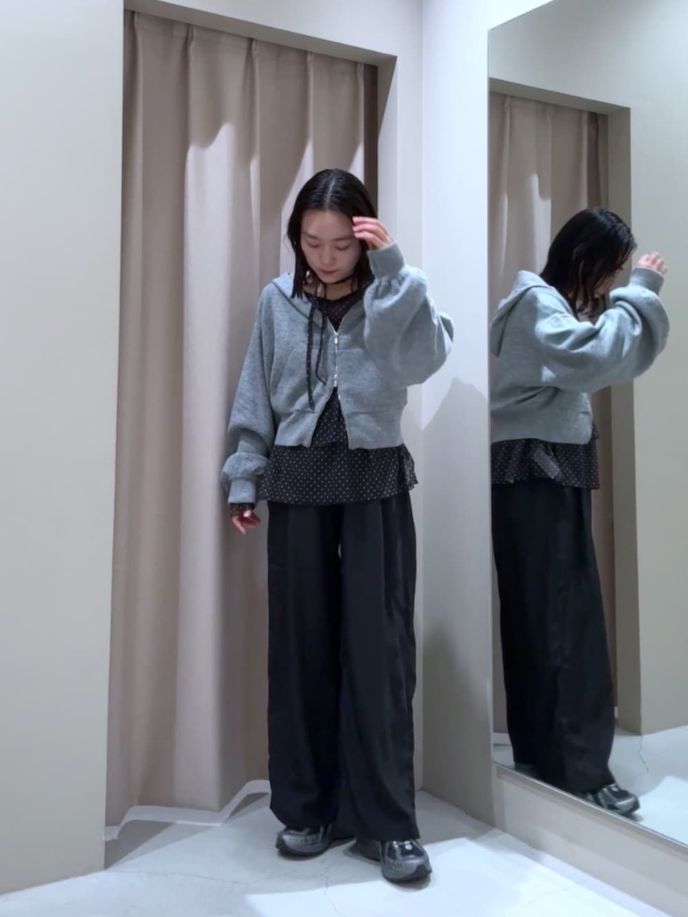 ブラック系のTシャツ/カットソー、グレー系のパーカー、ブラック系のその他パンツを着用したレディースの秋コーディネートの2枚目の写真