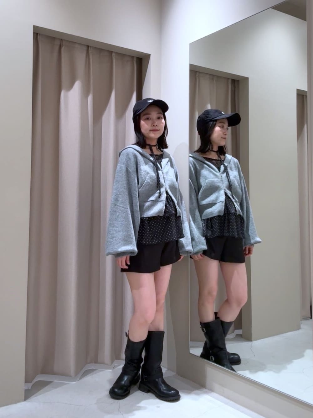 ブラック系のTシャツ/カットソー、グレー系のパーカー、ブラック系のその他パンツを着用したレディースの秋コーディネートの2枚目の写真