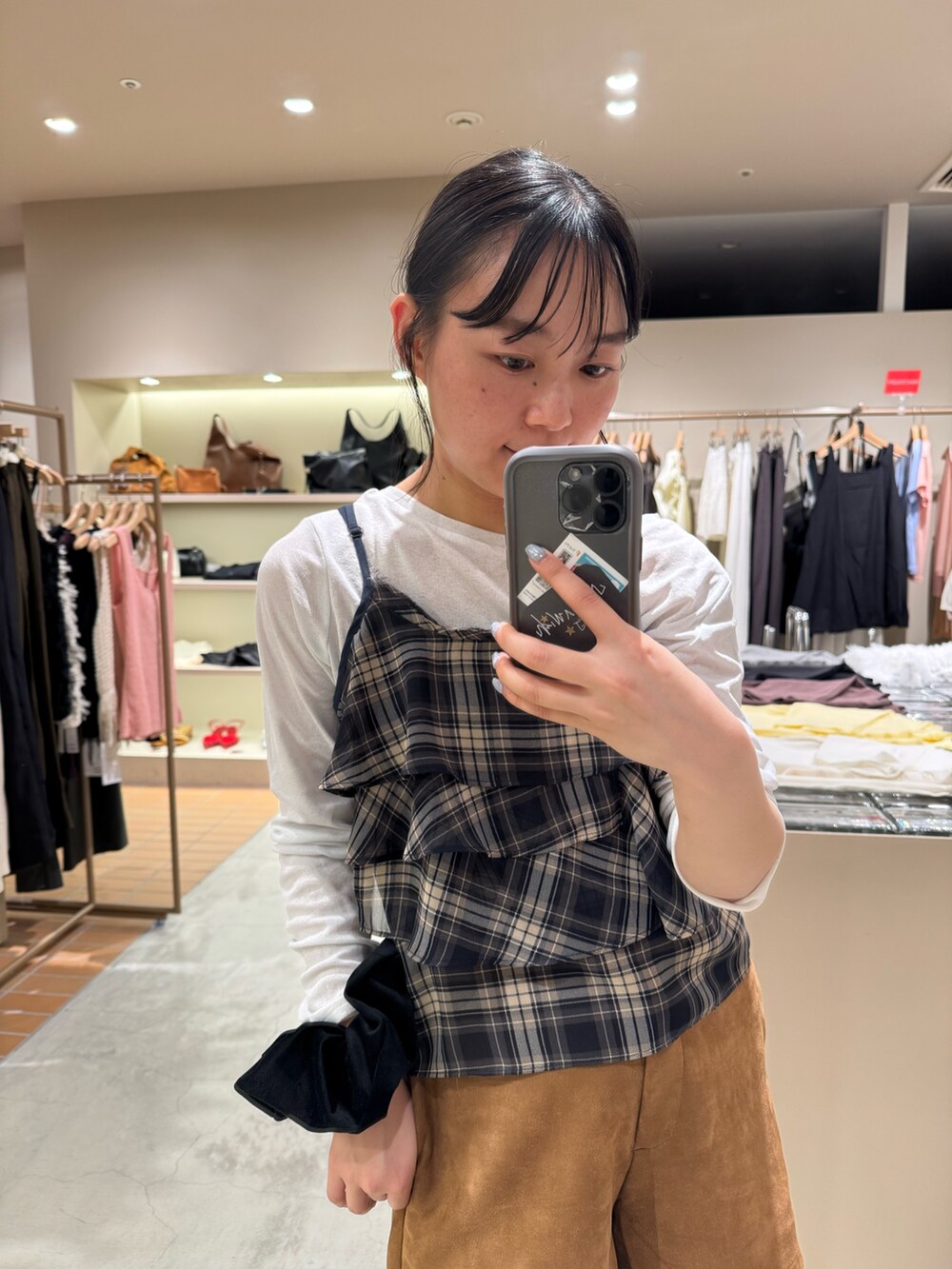 ブルー系のキャミソール、ホワイト系のTシャツ/カットソー、イエロー系のその他パンツを着用したレディースの夏コーディネートの2枚目の写真