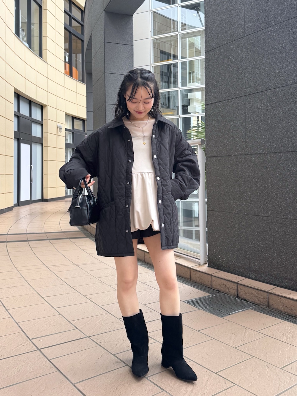 ホワイト系のその他パンツ、ブラック系のその他アウター、ブラック系のその他パンツを着用したレディースの秋コーディネートの2枚目の写真