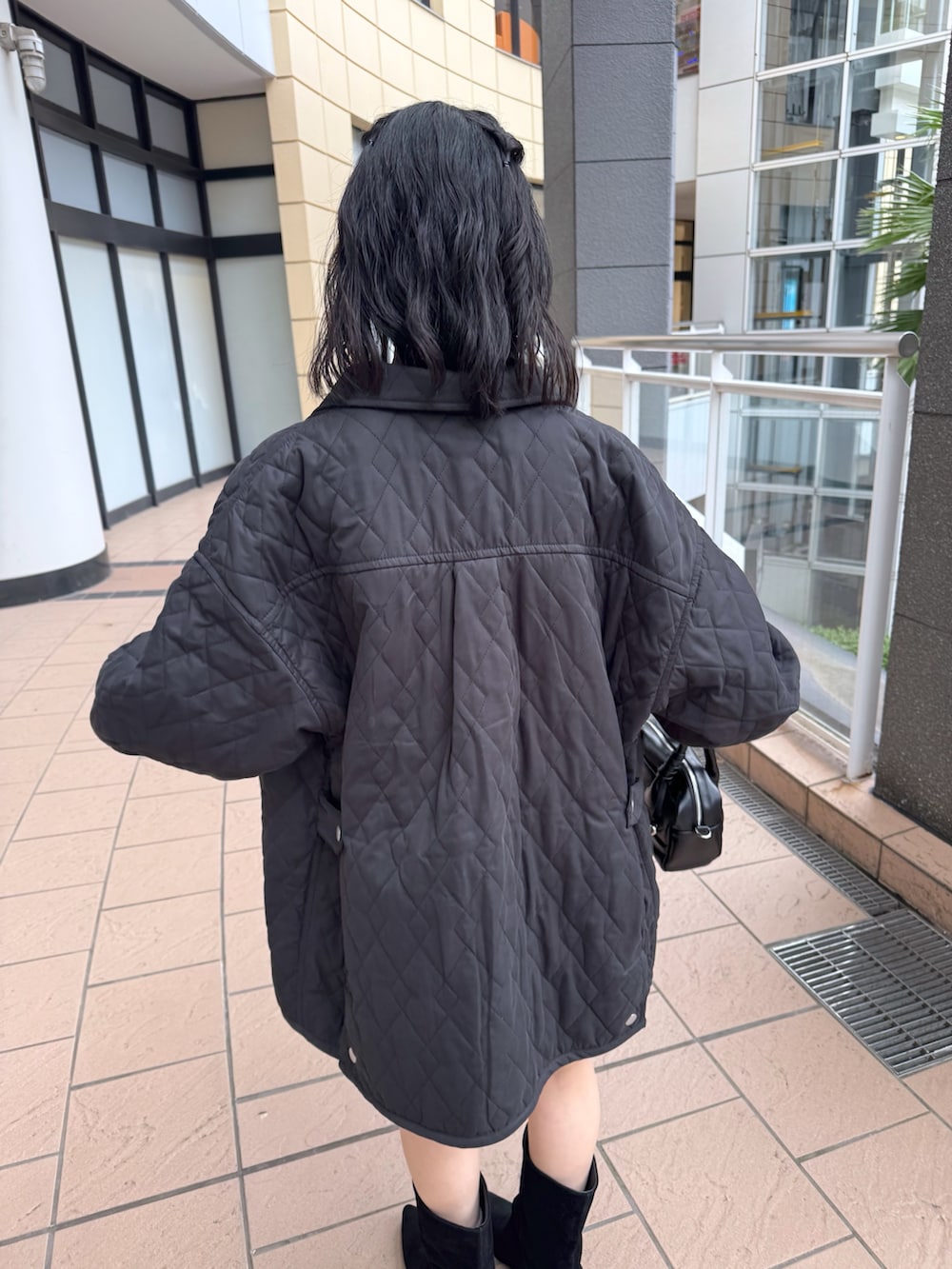 ホワイト系のその他パンツ、ブラック系のその他アウター、ブラック系のその他パンツを着用したレディースの秋コーディネートの3枚目の写真