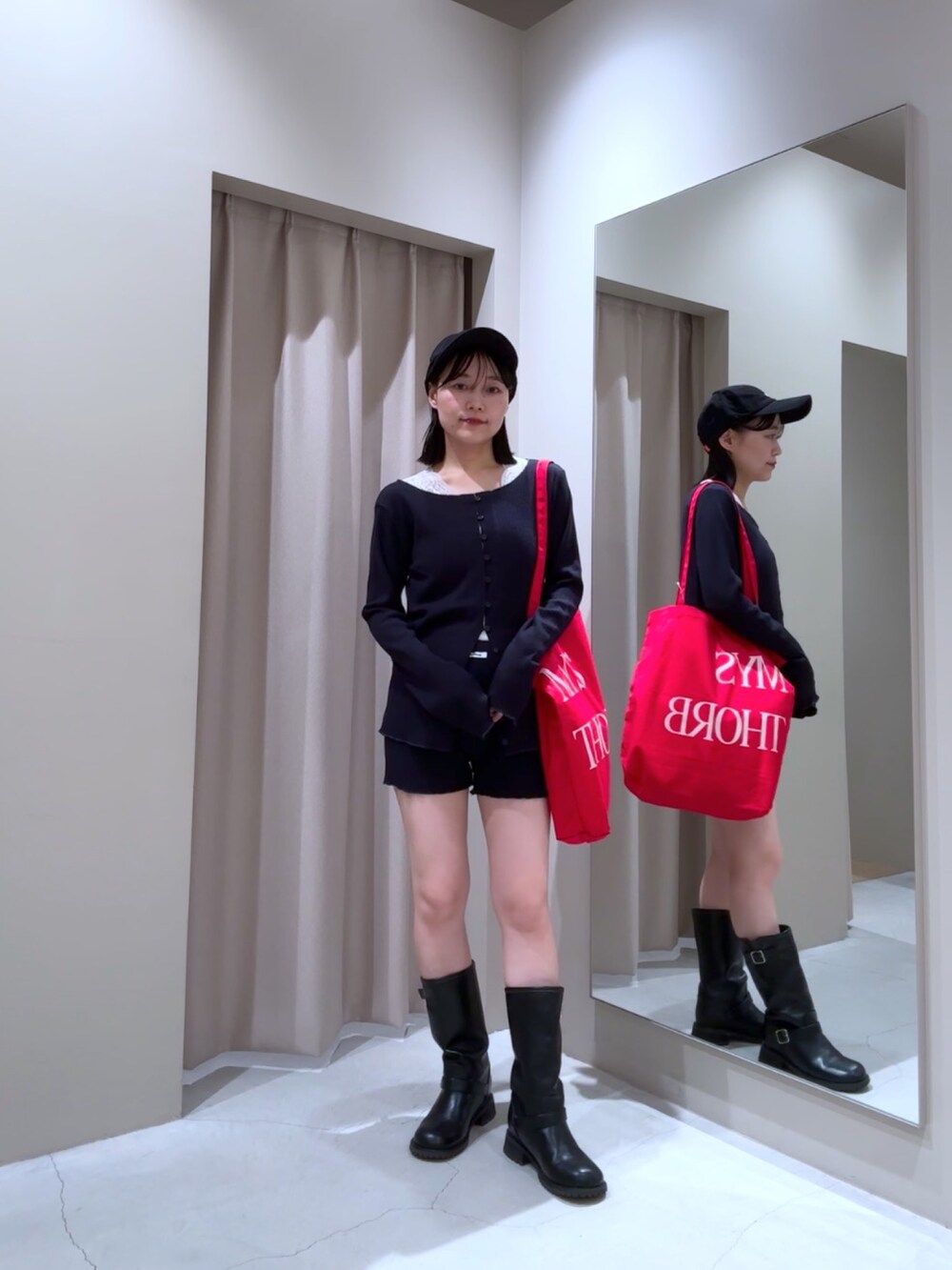 ブルー系のカーディガン/ボレロ、ブルー系のその他パンツ、ホワイト系のキャミソールを着用したレディースの秋コーディネートの2枚目の写真