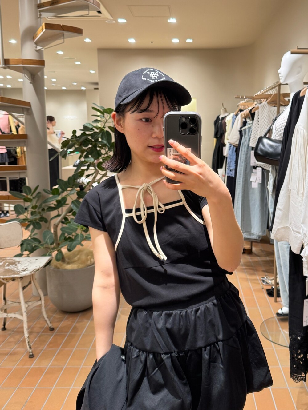 ブラック系のTシャツ/カットソー、ブラック系のスカート、ブラック系のその他アウターを着用したレディースの春コーディネートの2枚目の写真