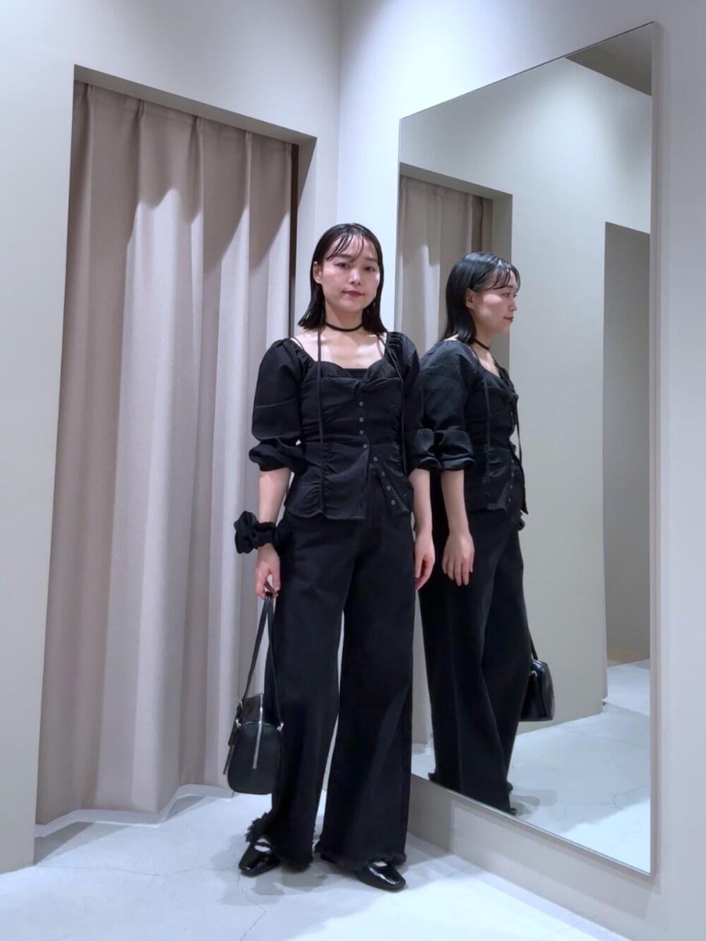 ブラック系のシャツ/ブラウス、ブラック系のデニムパンツ、ブラック系のパンプスを着用したレディースの秋コーディネートの2枚目の写真