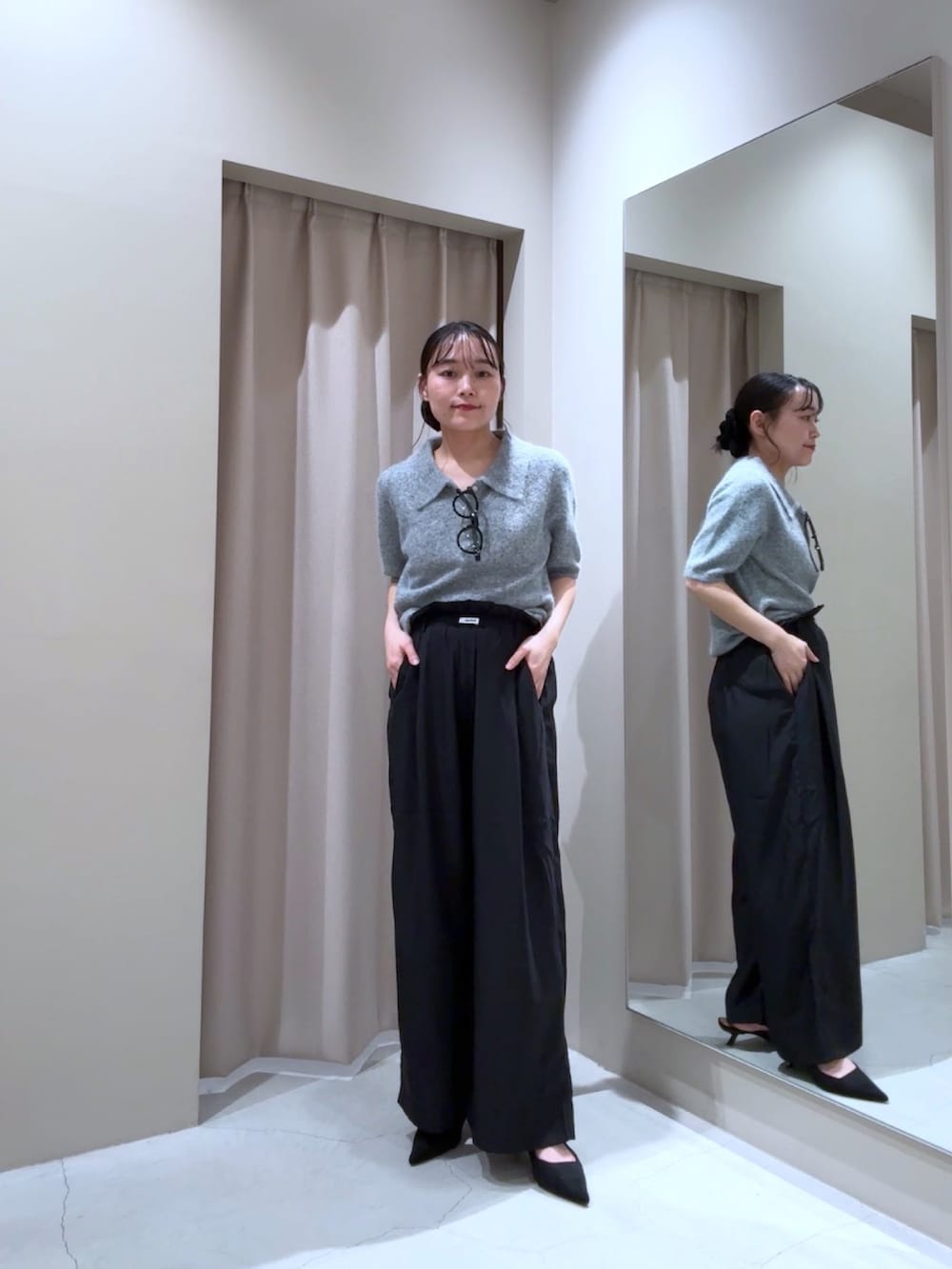 グレー系のニット/セーター、ブラック系のその他パンツ、イエロー系のパンプスを着用したレディースの秋コーディネートの2枚目の写真