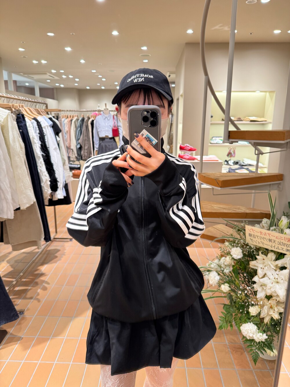 ブラック系のトートバッグを着用したレディースの春コーディネートの3枚目の写真