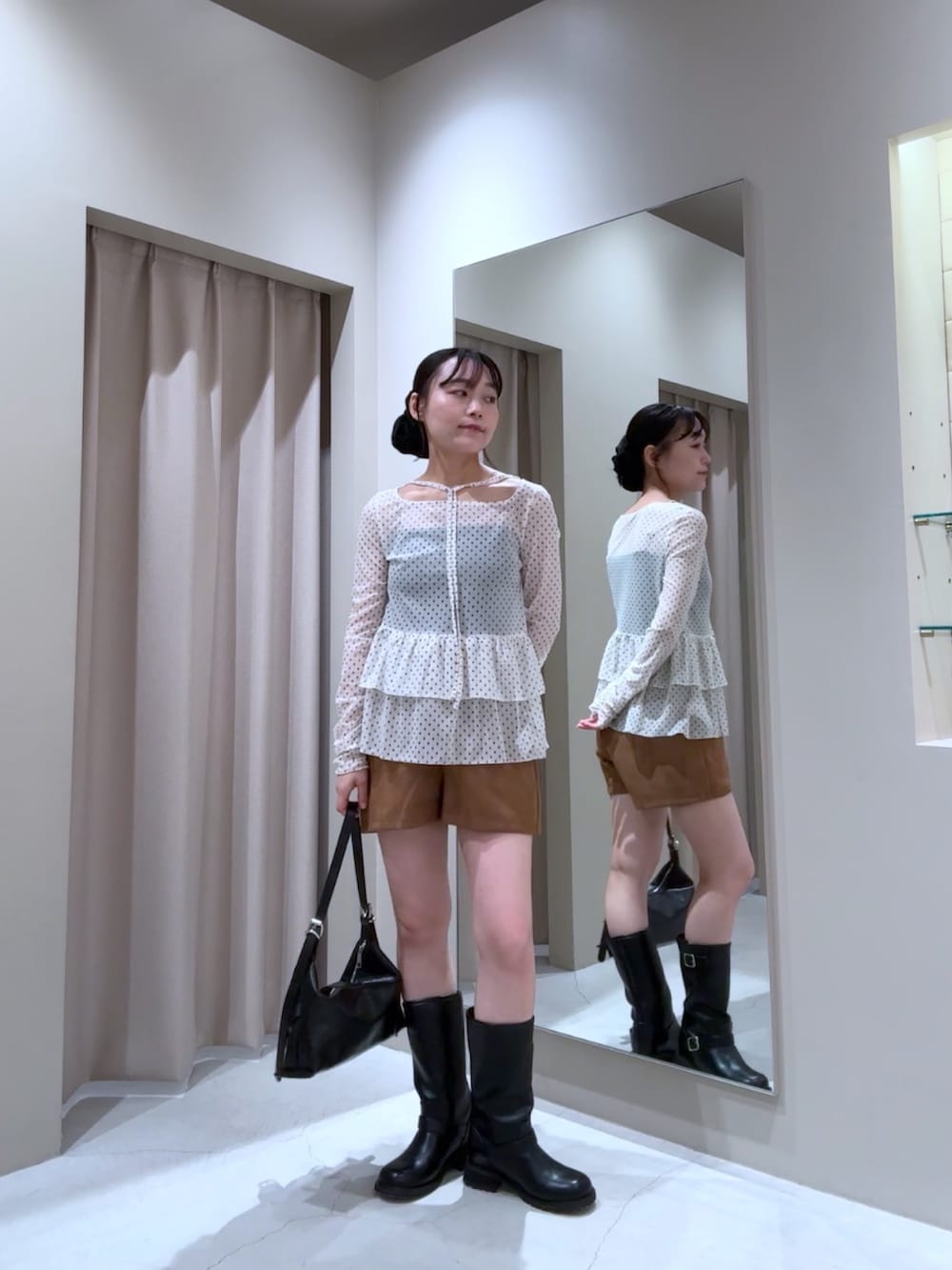 ホワイト系のTシャツ/カットソー、イエロー系のその他パンツ、ブラック系のブーツを着用したレディースの秋コーディネートの2枚目の写真