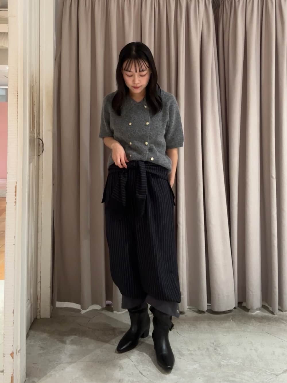 ブルー系のその他パンツ、グレー系のカーディガン/ボレロ、ブラック系のその他シューズを着用したレディースの夏コーディネートの2枚目の写真