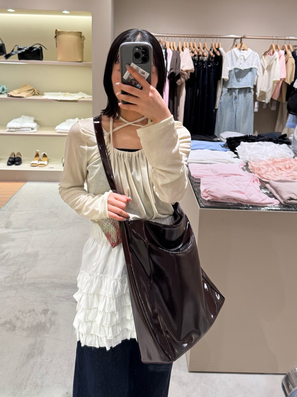 イエロー系のTシャツ/カットソー、ホワイト系のスカート、ブルー系のデニムパンツを着用したレディースの春コーディネートの2枚目の写真