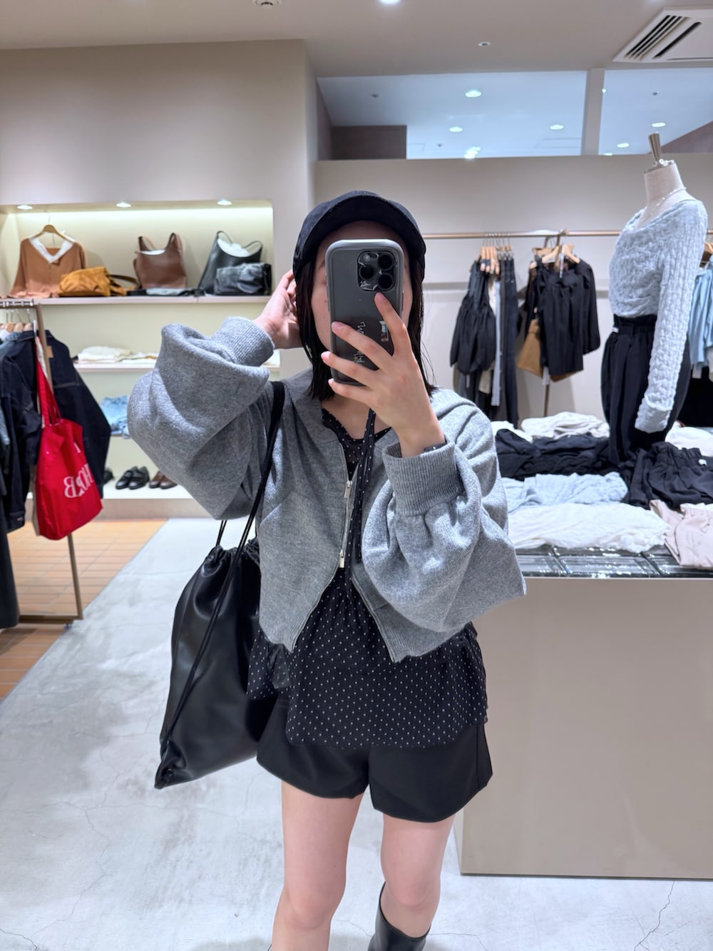 ブラック系のTシャツ/カットソー、グレー系のパーカー、ブラック系のその他パンツを着用したレディースの秋コーディネートの3枚目の写真