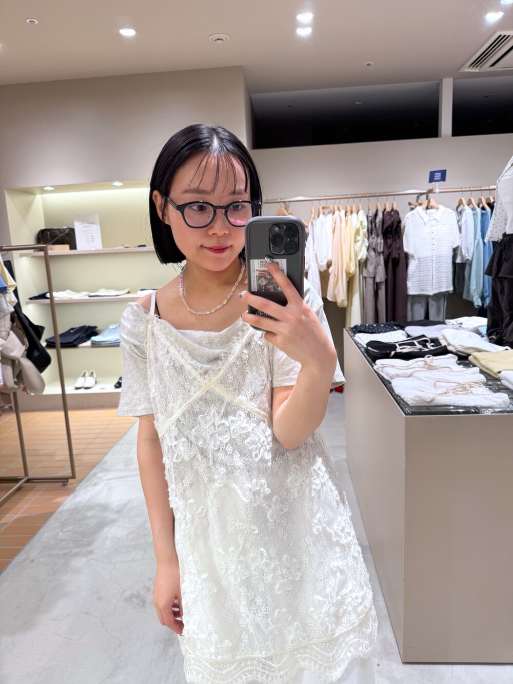 ホワイト系のシャツ/ブラウス、ホワイト系のスウェットパンツ、ブラック系のスニーカーを着用したレディースの夏コーディネートの2枚目の写真