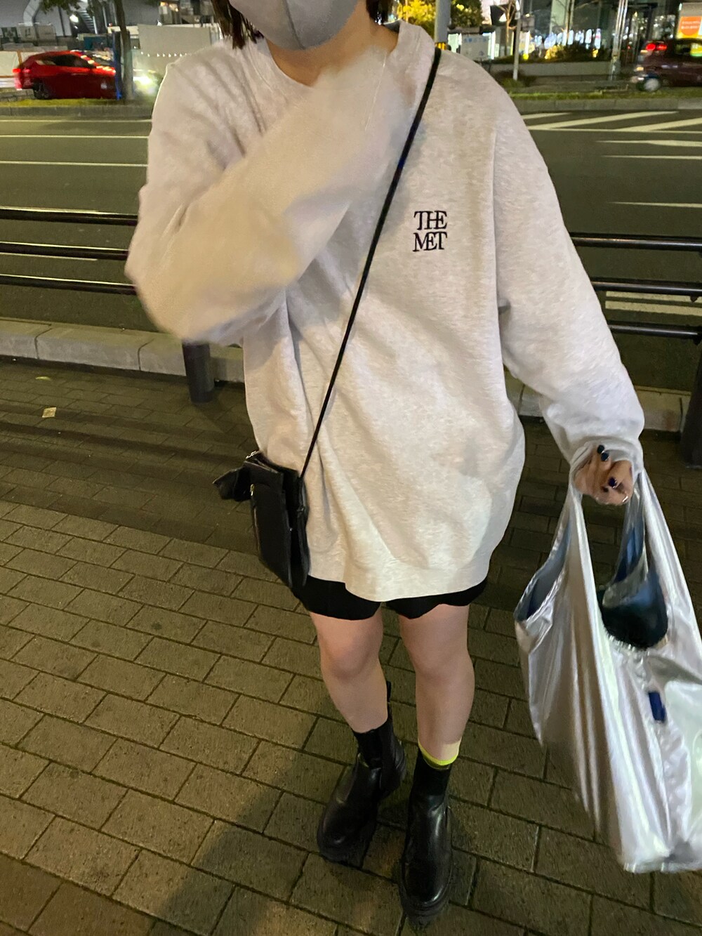 ブラック系のショルダーバッグ、グレー系のスウェット、ブラック系のブーツを着用したレディースの春コーディネートの2枚目の写真