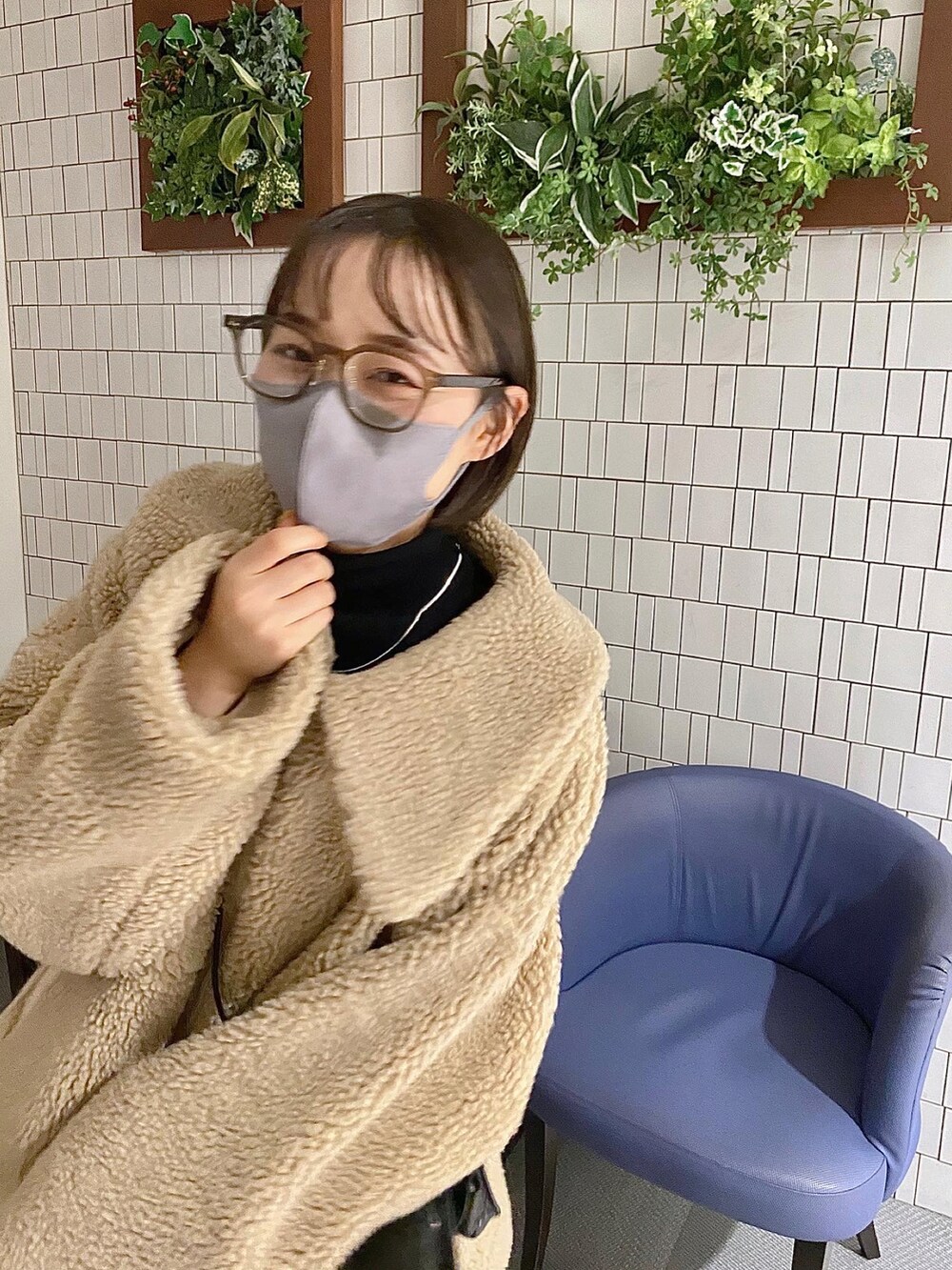 イエロー系のブルゾン、ブラック系のブーツ、ブラック系のショルダーバッグを着用したレディースの秋コーディネートの2枚目の写真