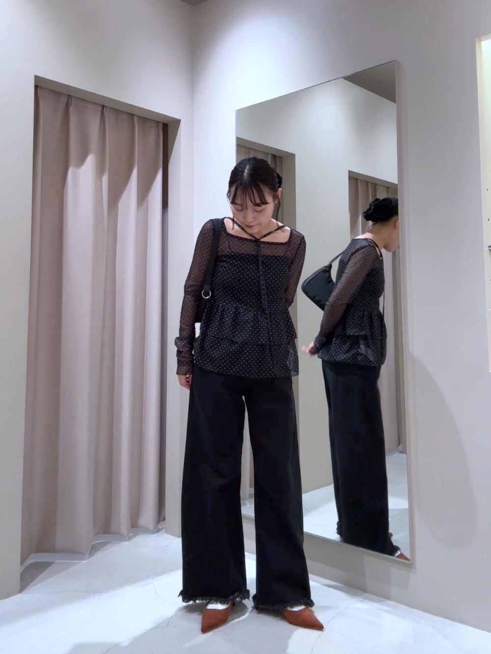 ブラック系のTシャツ/カットソー、ブラック系のデニムパンツ、イエロー系のパンプスを着用したレディースの秋コーディネートの2枚目の写真