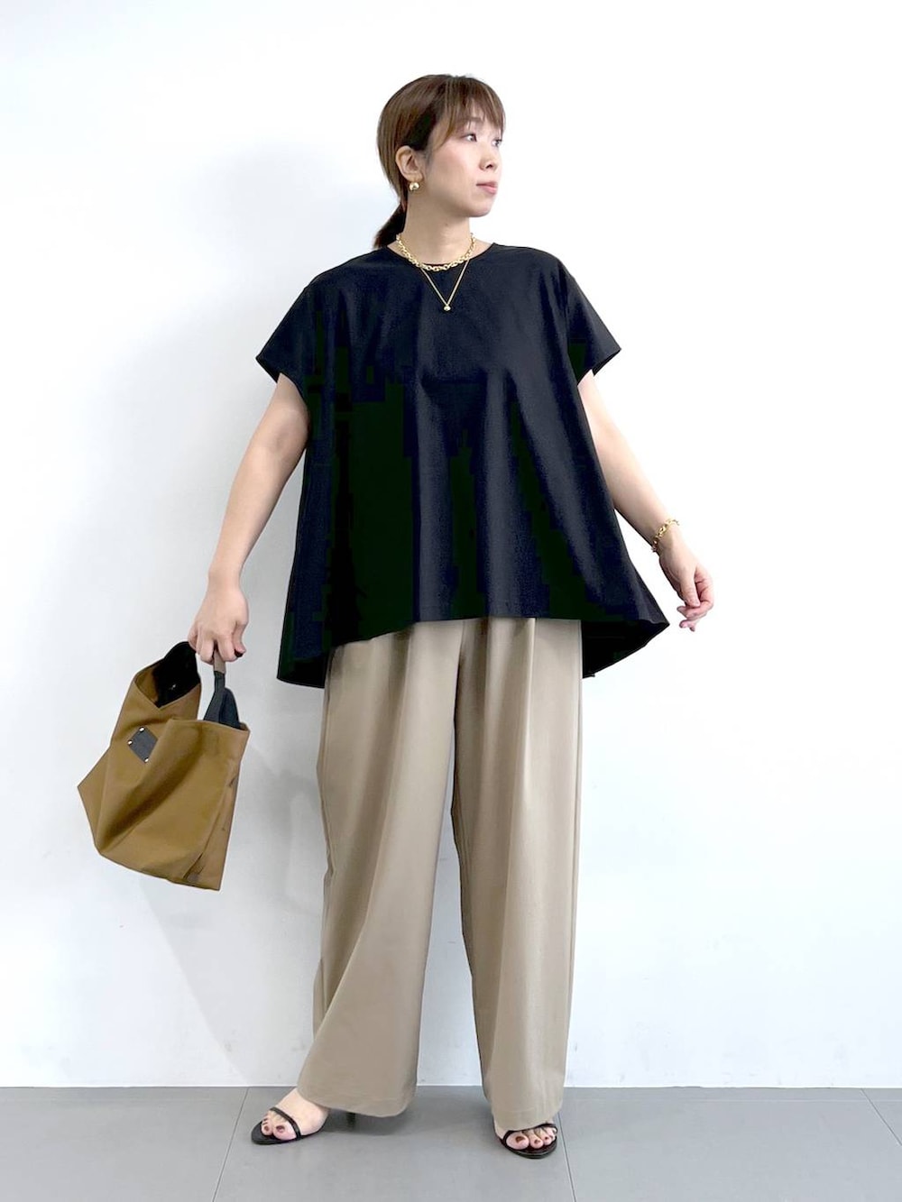 「体型カバー、着痩せ・細見え、ベーシック/シンプル、夏コーデ、骨格ストレート、バッグ、ピアス、BARNYARDSTORM、Mazell、サンダル、ワイドパンツ、きれいめカジュアル、リネン・透けアイテム」｜「BARNYARDSTORMのBARNYARDSTORM / 【スタイリスト若狭恵美さんご紹介アイテム】中空セミサークルピアス（ピアス（両耳用）、その他）」を使った、あべさん（レディース・159cm）の夏コーディネートの4枚目の写真