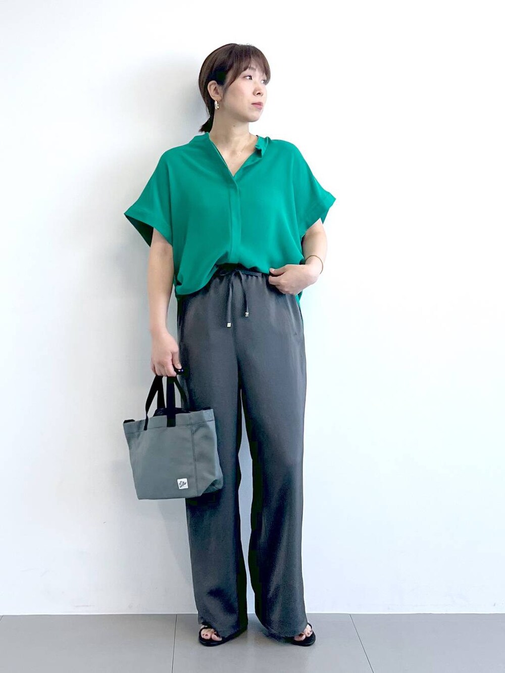 グレー系のその他パンツ、ブラック系のサンダル、ブラック系のショルダーバッグを着用したレディースの春コーディネートの3枚目の写真