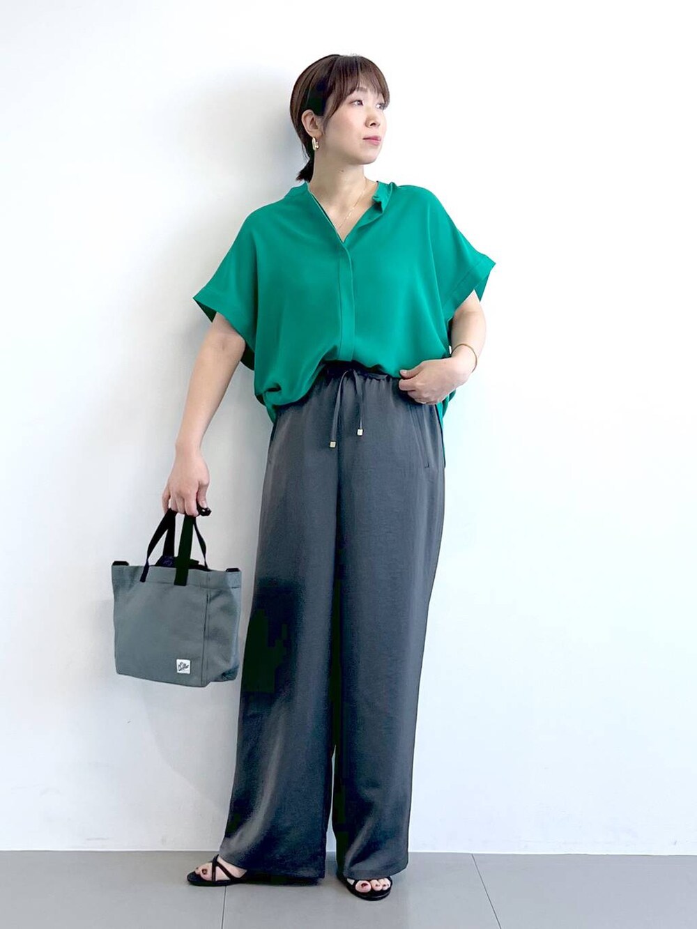 グレー系のその他パンツ、ブラック系のサンダル、ブラック系のショルダーバッグを着用したレディースの春コーディネートの5枚目の写真