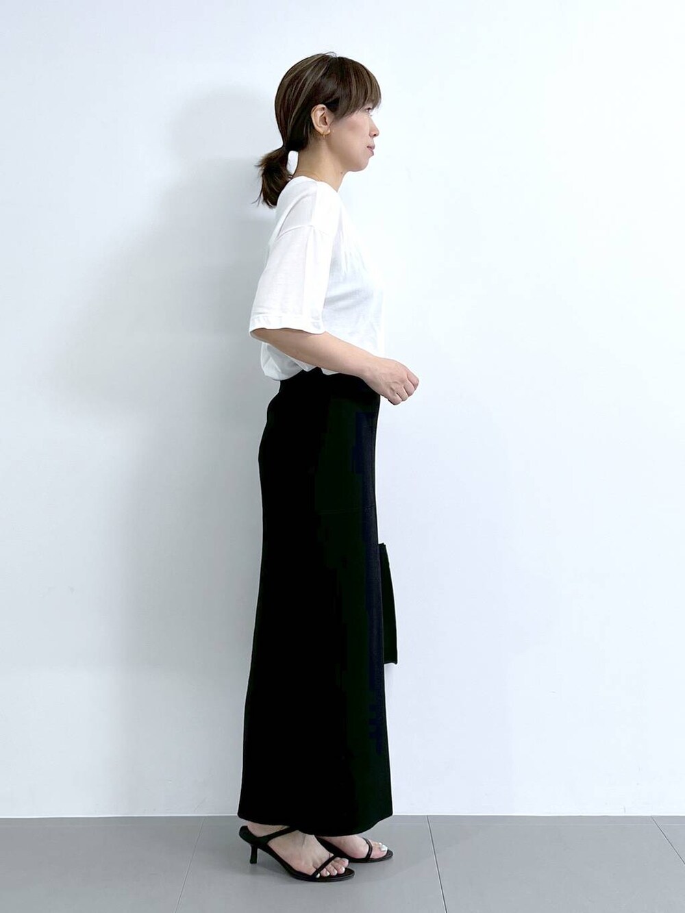 「体型カバー、着痩せ・細見え、ベーシック/シンプル、夏コーデ、スカート、ロングスカート、Tシャツ、ブルゾン、骨格ナチュラル、トートバッグ、バッグ、ショルダーバッグ、BARNYARDSTORM、Mazell、サンダル」|「BARNYARDSTORMのBARNYARDSTORM / Wストラップミュール(スリッポン、ブラック系)」を使った、あべさん(骨格ナチュラル・レディース・159cm)の夏コーディネートの7枚目の写真