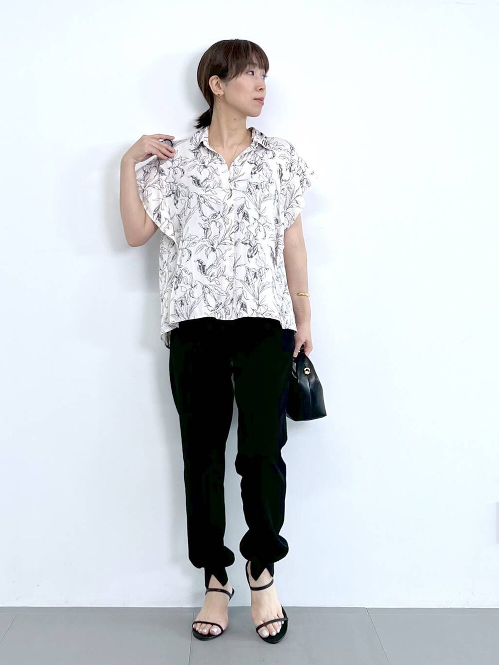 「体型カバー、着痩せ・細見え、ベーシック/シンプル、サンダル、パンツ、シャツ、ブラウス、シャツスタイル、骨格ナチュラル、バッグ、ショルダーバッグ、BARNYARDSTORM、Mazell」|「BARNYARDSTORMのBARNYARDSTORM / Wストラップミュール(スリッポン、ブラック系)」を使った、あべさん(骨格ナチュラル・レディース・159cm)の夏コーディネートの3枚目の写真