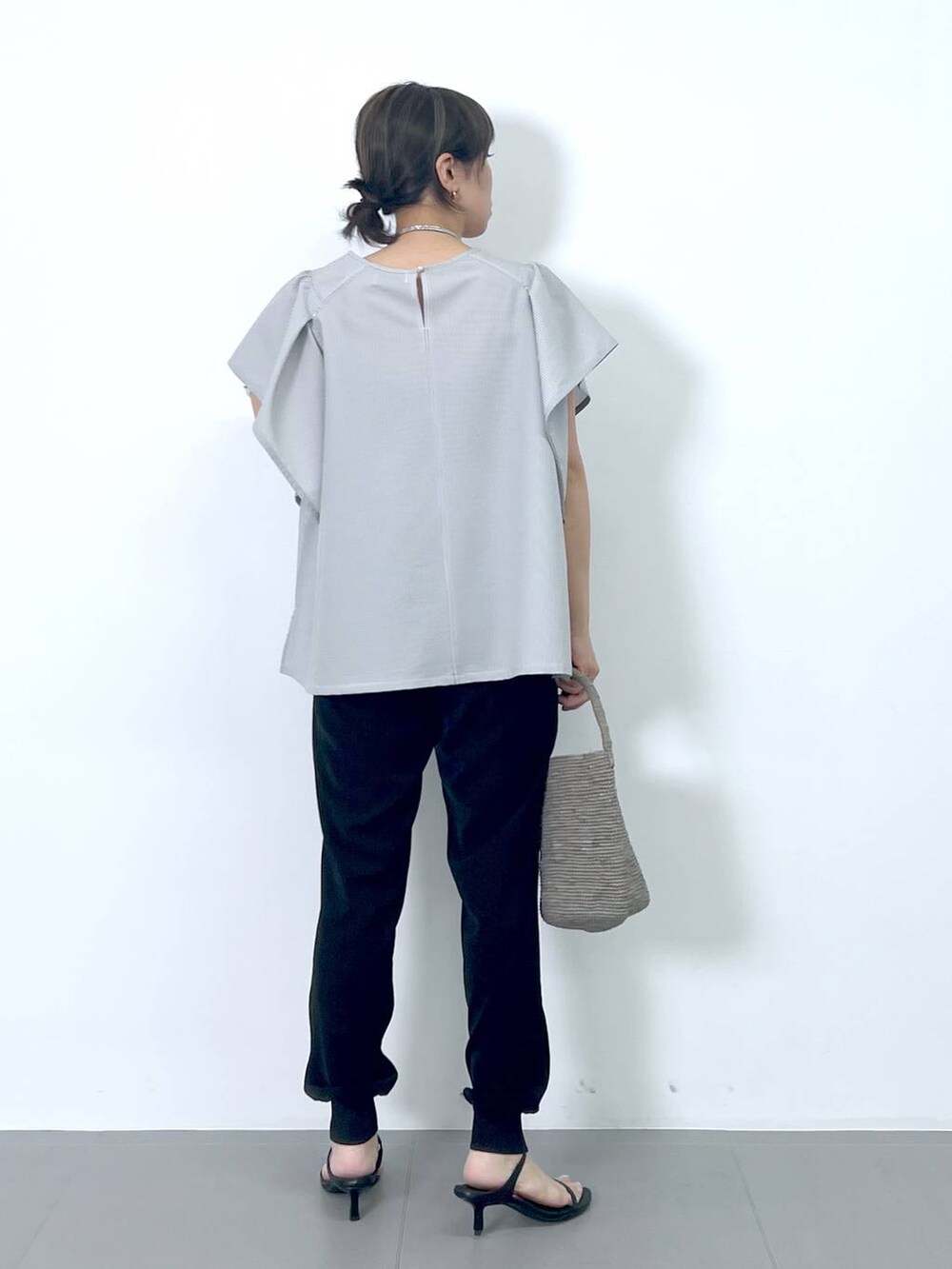 「体型カバー、着痩せ・細見え、ベーシック/シンプル、夏コーデ、ブラウス、ネックレス、サンダル、バッグ、骨格ナチュラル、BARNYARDSTORM、Mazell」｜「BARNYARDSTORMのBARNYARDSTORM / Wストラップミュール（スリッポン、ブラック系）」を使った、あべさん（骨格ナチュラル・レディース・159cm）の夏コーディネートの6枚目の写真
