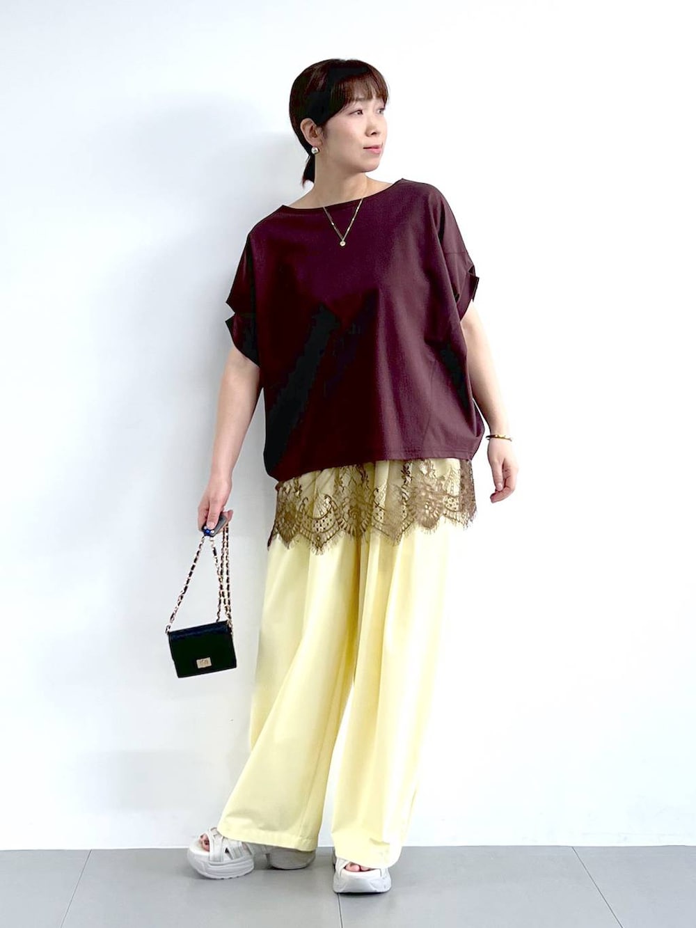 ブラウン系のTシャツ/カットソー、イエロー系のその他パンツ、ブラウン系のキャミソールを着用したレディースの春コーディネートの2枚目の写真