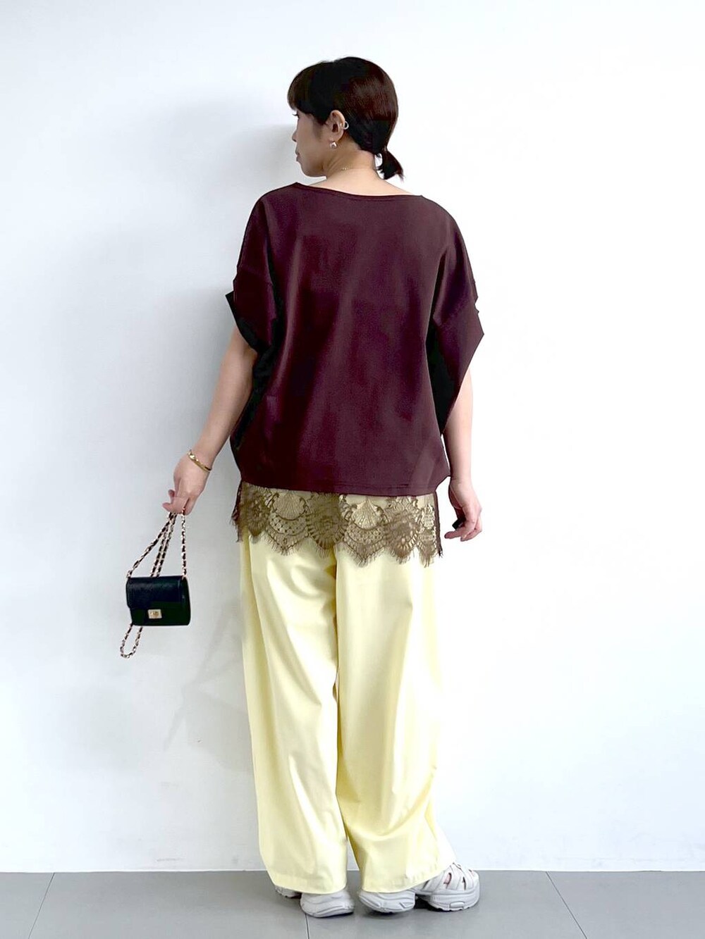 ブラウン系のTシャツ/カットソー、イエロー系のその他パンツ、ブラウン系のキャミソールを着用したレディースの春コーディネートの7枚目の写真