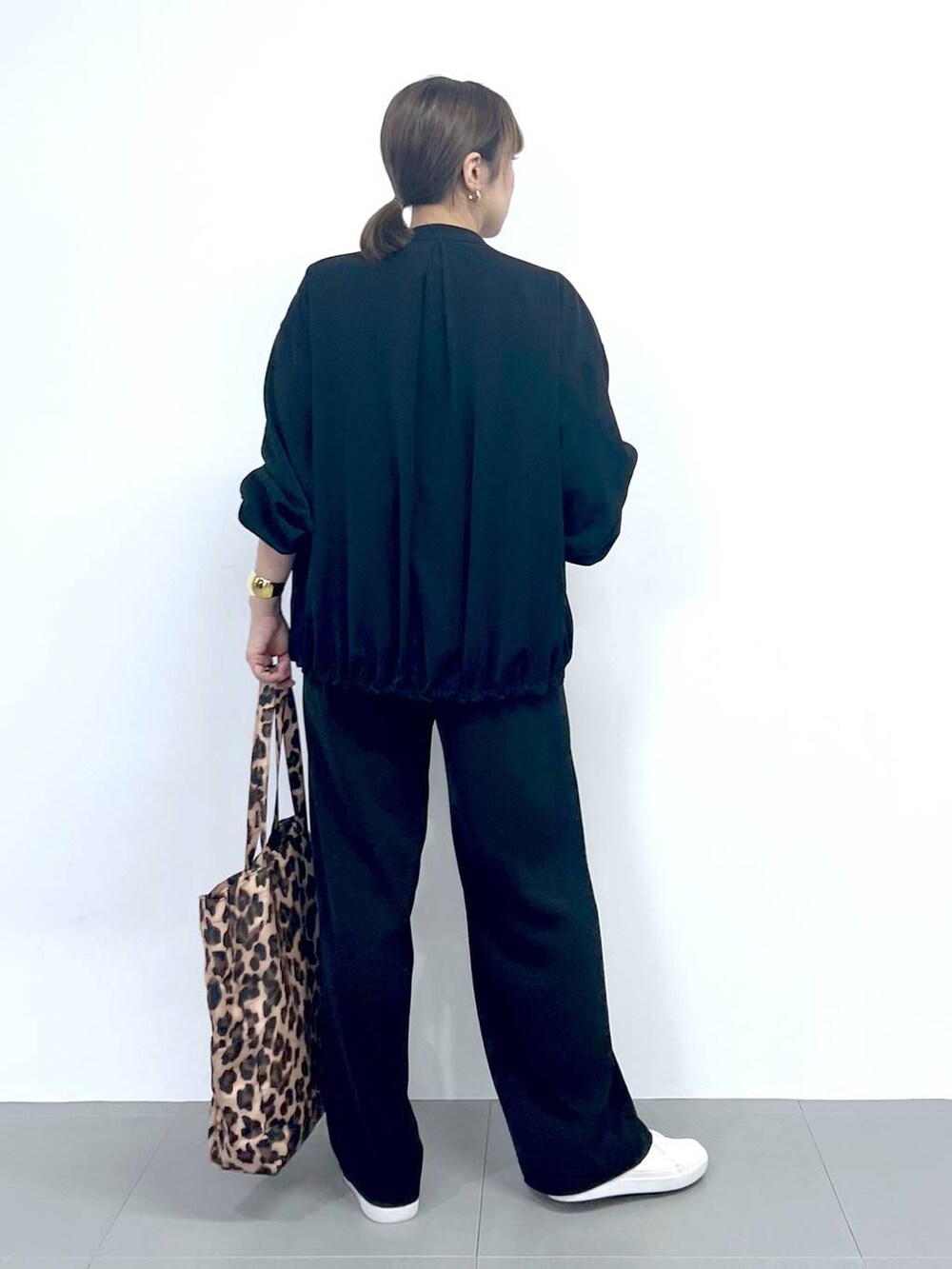 「バッグ、ピアス、BARNYARDSTORM、Mazell、体型カバー、着痩せ・細見え、ベーシック/シンプル、春コーデ、骨格ナチュラル、セットアップ、ロンT、スニーカー、モノトーン、トートバッグ」|「BARNYARDSTORMのBARNYARDSTORM / 中空リングピアス(ピアス(両耳用)、その他)」を使った、あべさん(レディース・159cm)の春コーディネートの7枚目の写真
