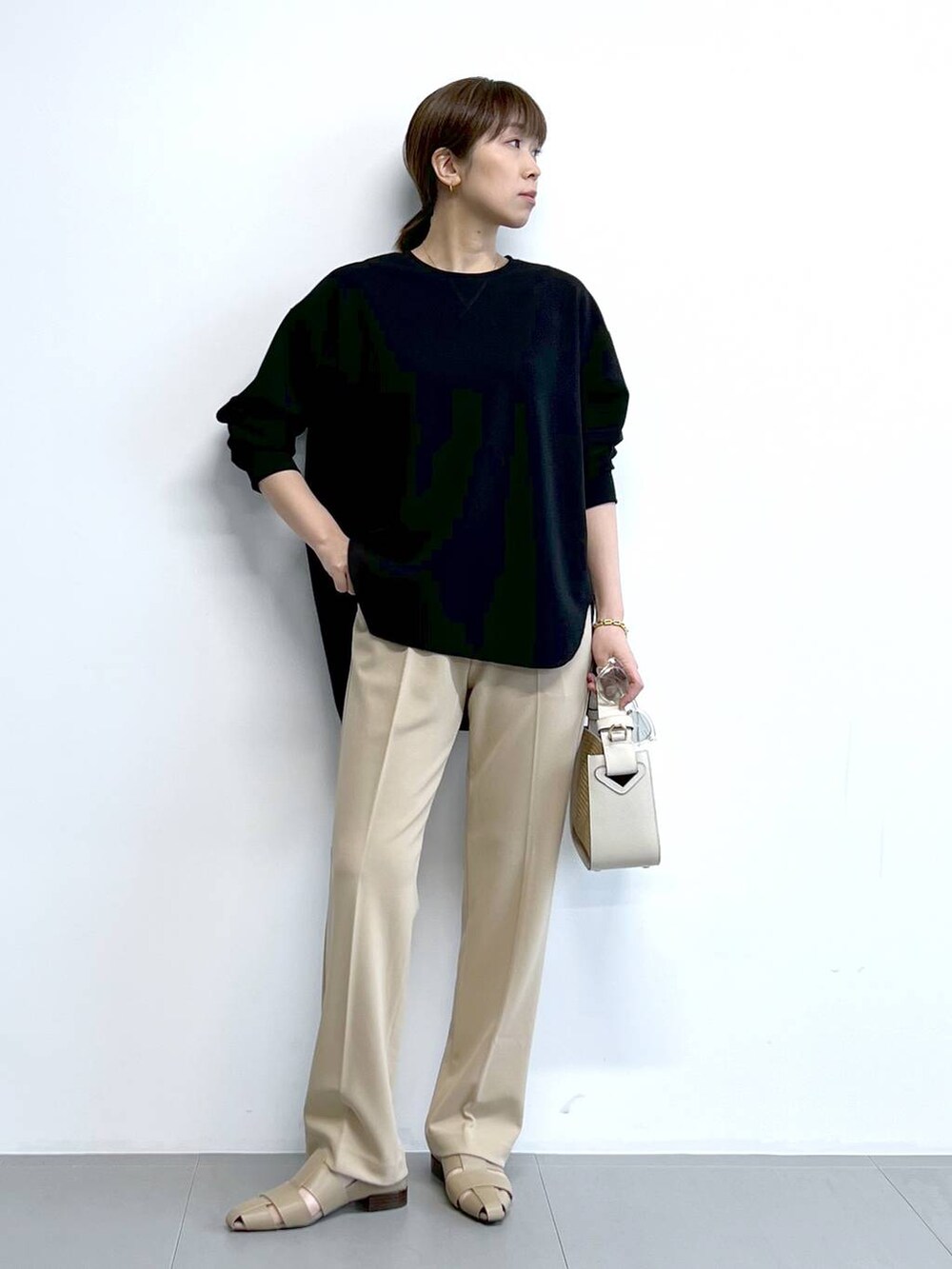 「体型カバー、着痩せ・細見え、ベーシック/シンプル、春コーデ、サングラス、パンプス、ロンT、セットアップ、バッグ、ショルダーバッグ、骨格ナチュラル」｜「BARNYARDSTORMのBARNYARDSTORM / 【CONTIGO】 ラフィアコンビバッグ（ショルダーバッグ、ホワイト系）」を使った、あべさん（骨格ナチュラル・レディース・159cm）の春コーディネートの3枚目の写真
