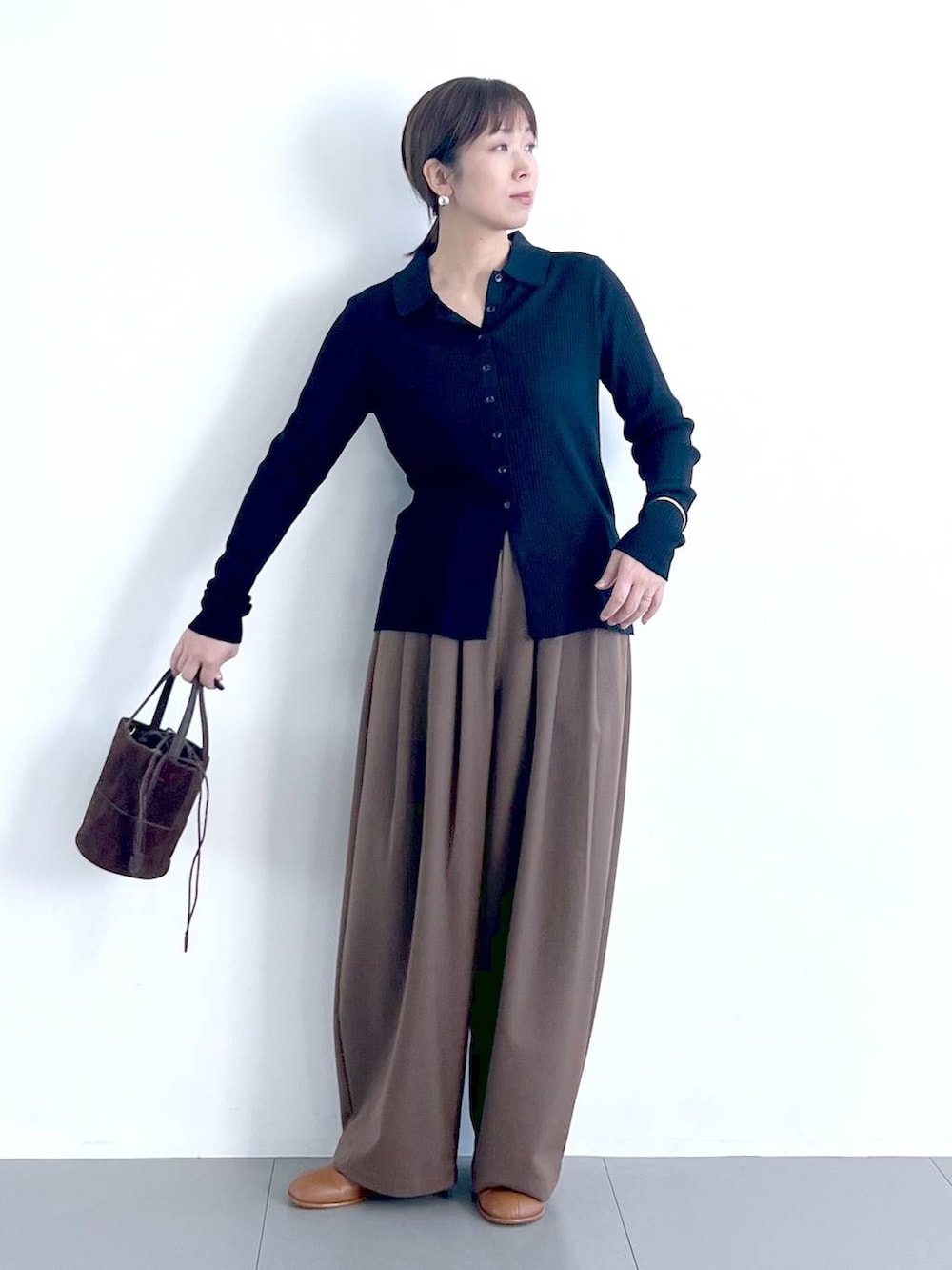 イエロー系のブーツ、ブラウン系のその他パンツ、ブルー系のニット/セーターを着用したレディースの冬コーディネートの2枚目の写真