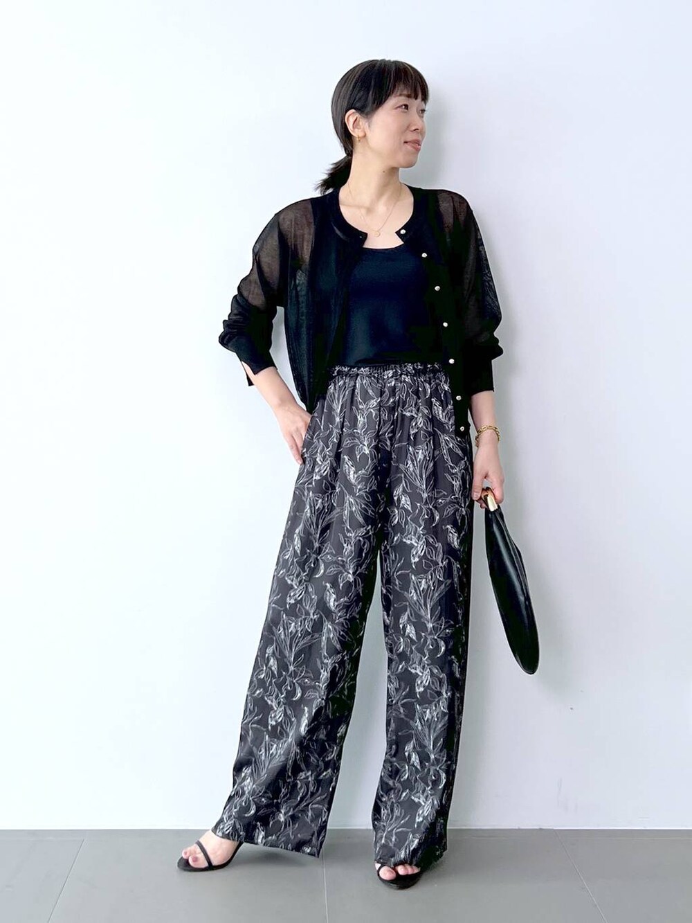 「体型カバー、着痩せ・細見え、ベーシック/シンプル、夏コーデ、カーディガン、ワイドパンツ、骨格ナチュラル、バッグ、サンダル、BARNYARDSTORM、Mazell」｜「BARNYARDSTORMのBARNYARDSTORM / Wストラップミュール（スリッポン、ブラック系）」を使った、あべさん（骨格ナチュラル・レディース・159cm）の夏コーディネートの3枚目の写真