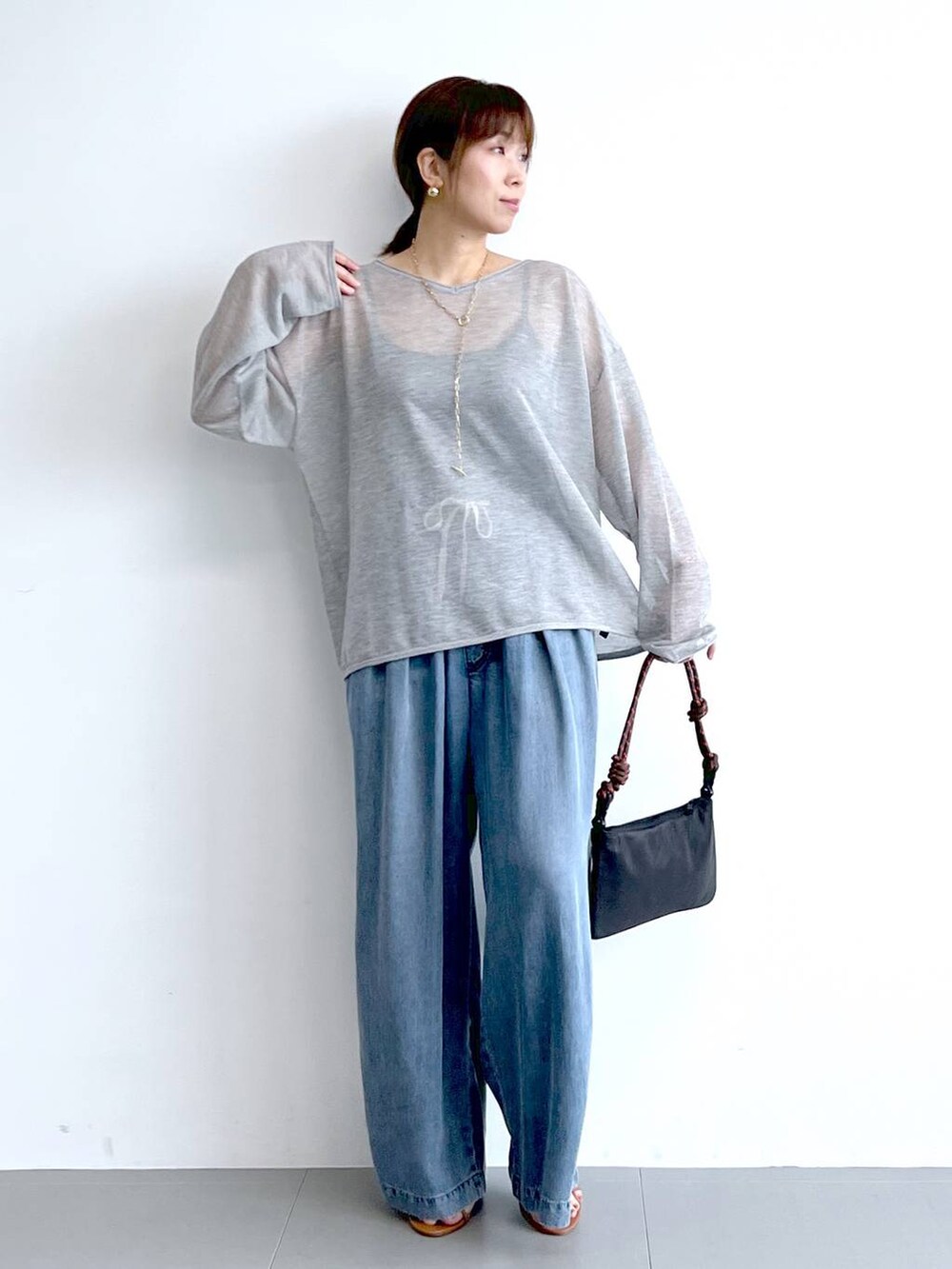 「ワイドパンツ、デニムパンツ、ニット、きれいめカジュアル、体型カバー、着痩せ・細見え、ベーシック/シンプル、夏コーデ、骨格ストレート、バッグ、ピアス、BARNYARDSTORM、Mazell、サンダル」|「BARNYARDSTORMのBARNYARDSTORM / スリムチェーンロングラリエット(ネックレス、ゴールド系)」を使った、あべさん(レディース・159cm)の夏コーディネートの4枚目の写真