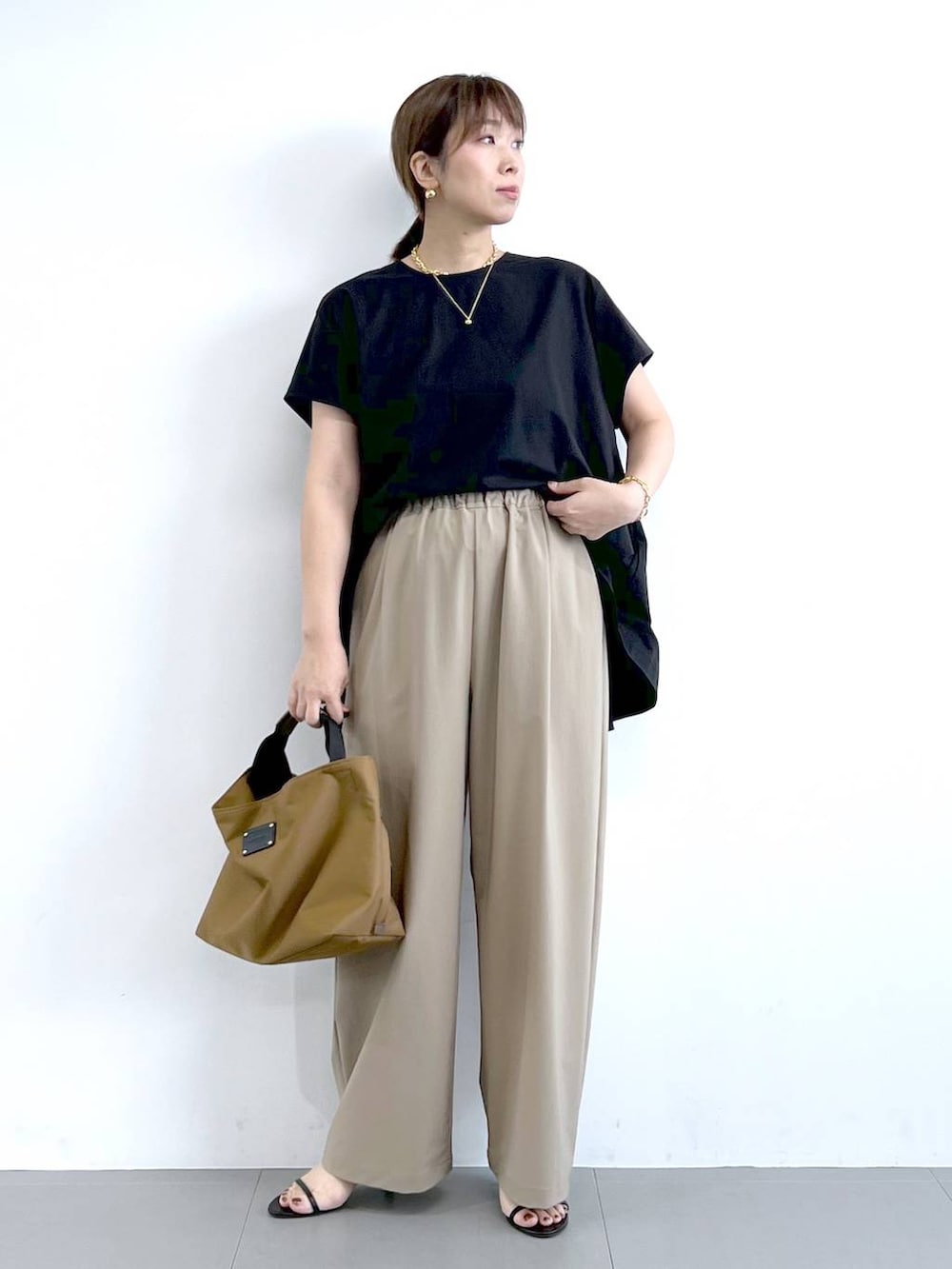 「体型カバー、着痩せ・細見え、ベーシック/シンプル、夏コーデ、骨格ストレート、バッグ、ピアス、BARNYARDSTORM、Mazell、サンダル、ワイドパンツ、きれいめカジュアル、リネン・透けアイテム」｜「BARNYARDSTORMのBARNYARDSTORM / 【スタイリスト若狭恵美さんご紹介アイテム】中空セミサークルピアス（ピアス（両耳用）、その他）」を使った、あべさん（レディース・159cm）の夏コーディネートの2枚目の写真