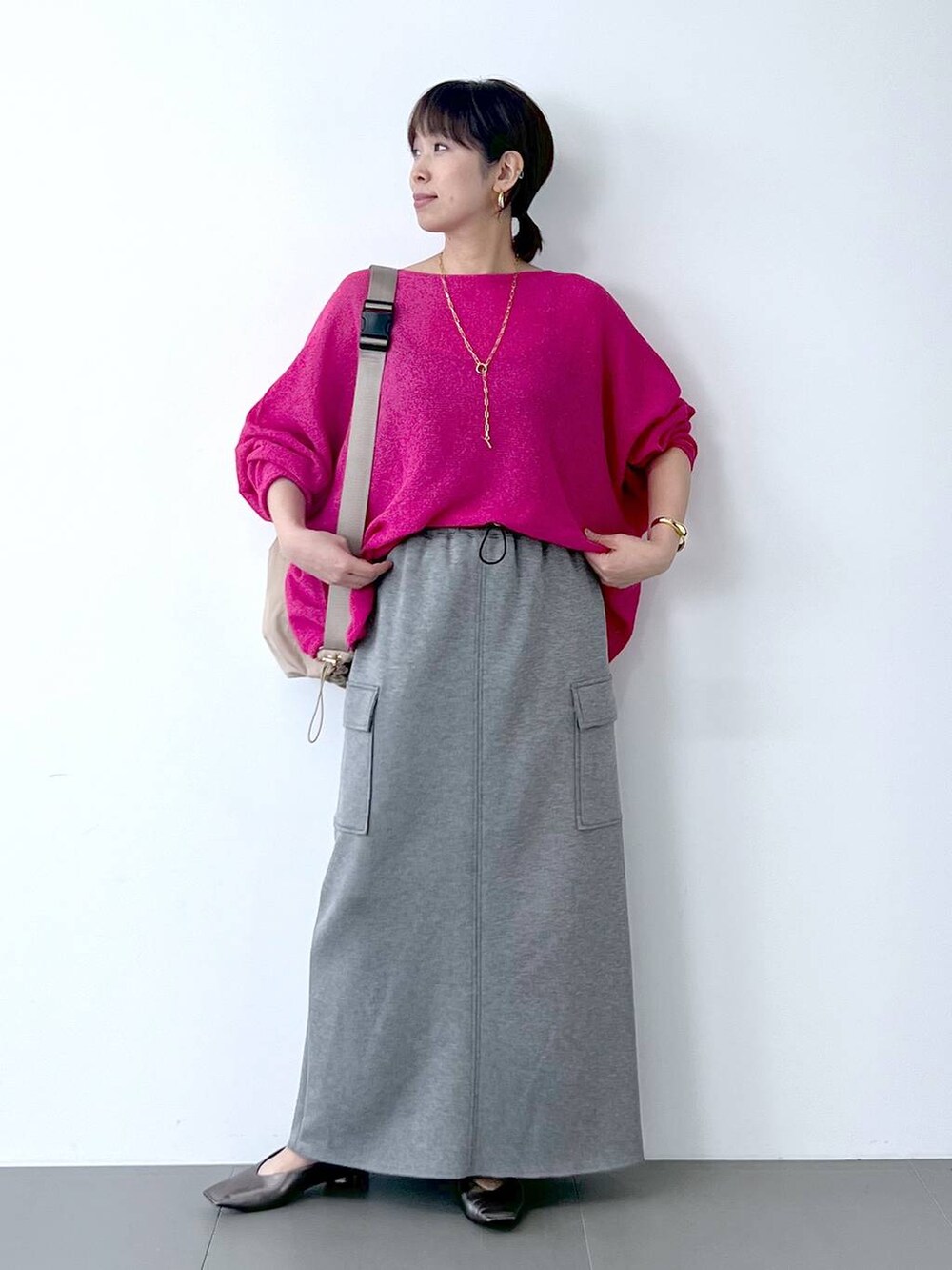 「体型カバー、着痩せ・細見え、ベーシック/シンプル、ニット、スカート、パンプス、ショルダーバッグ、バッグ、骨格ナチュラル、BARNYARDSTORM、MA-1、楽ちんコーデ、夏コーデ」｜「BARNYARDSTORMのBARNYARDSTORM / ドロストモイストショルダー（ショルダーバッグ、ベージュ系）」を使った、あべさん（骨格ナチュラル・レディース・159cm）の夏コーディネートの3枚目の写真