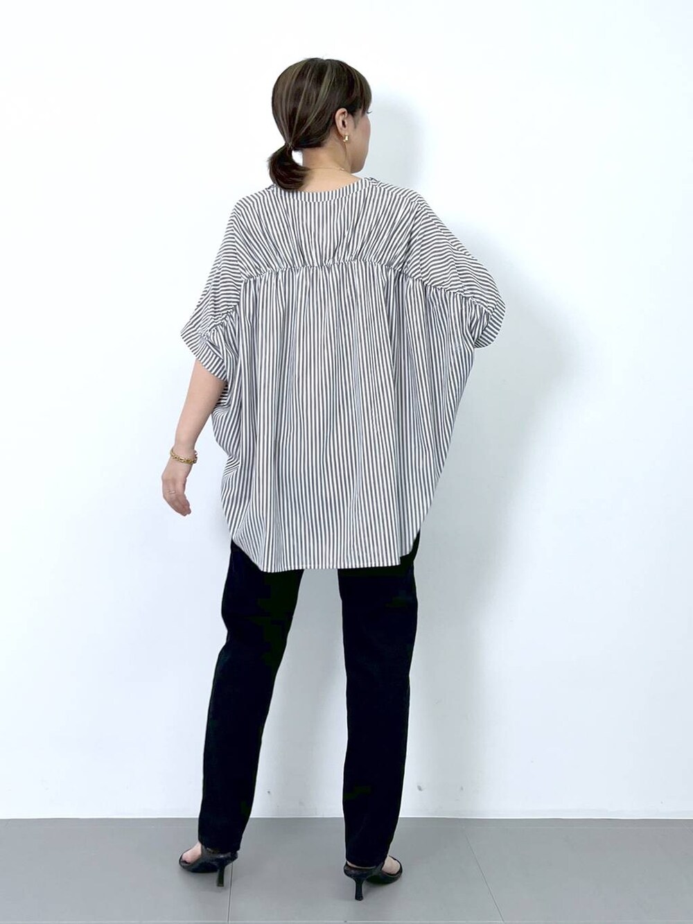 グレー系のシャツ/ブラウスを着用したレディースの夏コーディネートの7枚目の写真