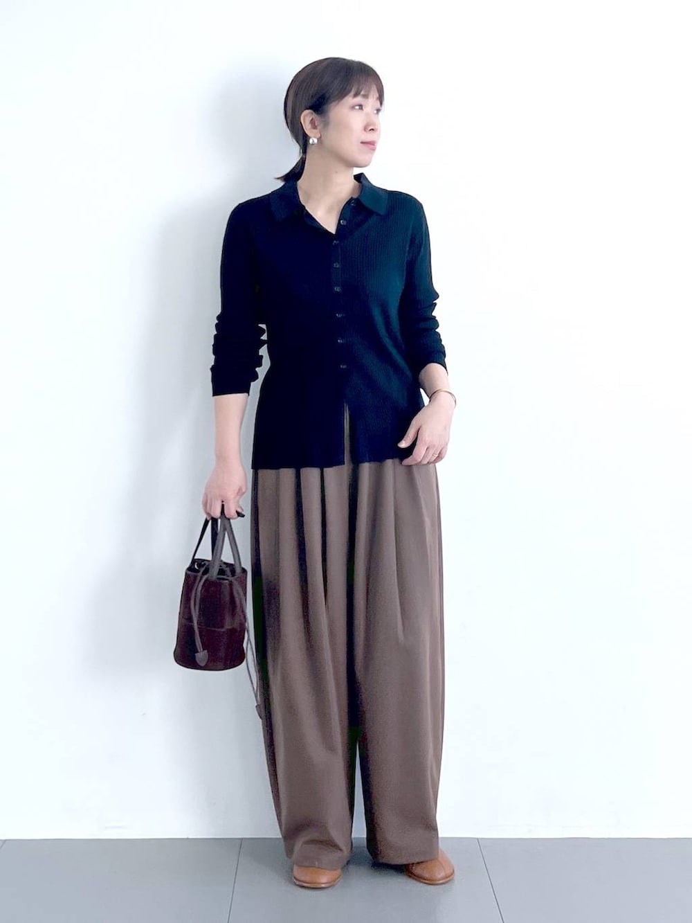 イエロー系のブーツ、ブラウン系のその他パンツ、ブルー系のニット/セーターを着用したレディースの冬コーディネートの5枚目の写真