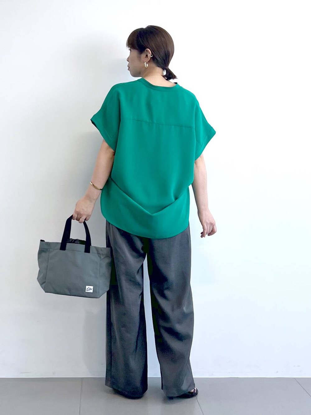 グレー系のその他パンツ、ブラック系のサンダル、ブラック系のショルダーバッグを着用したレディースの春コーディネートの7枚目の写真