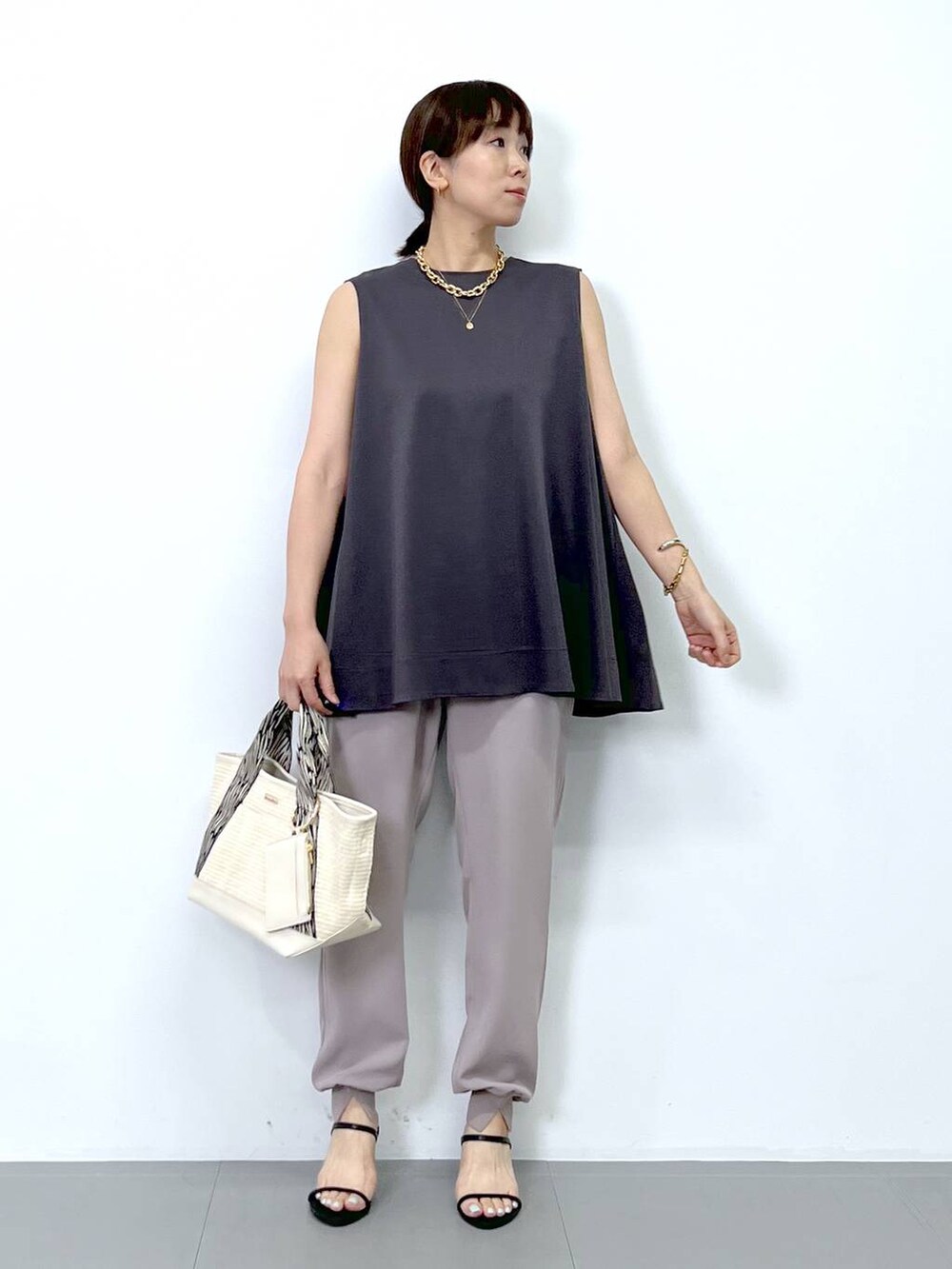 「体型カバー、着痩せ・細見え、ベーシック/シンプル、夏コーデ、サンダル、パンツ、トートバッグ、ネックレス、骨格ナチュラル、ショルダーバッグ、バッグ、BARNYARDSTORM、Mazell」|「BARNYARDSTORMのBARNYARDSTORM / Wストラップミュール(スリッポン、ブラック系)」を使った、あべさん(骨格ナチュラル・レディース・159cm)の夏コーディネートの3枚目の写真