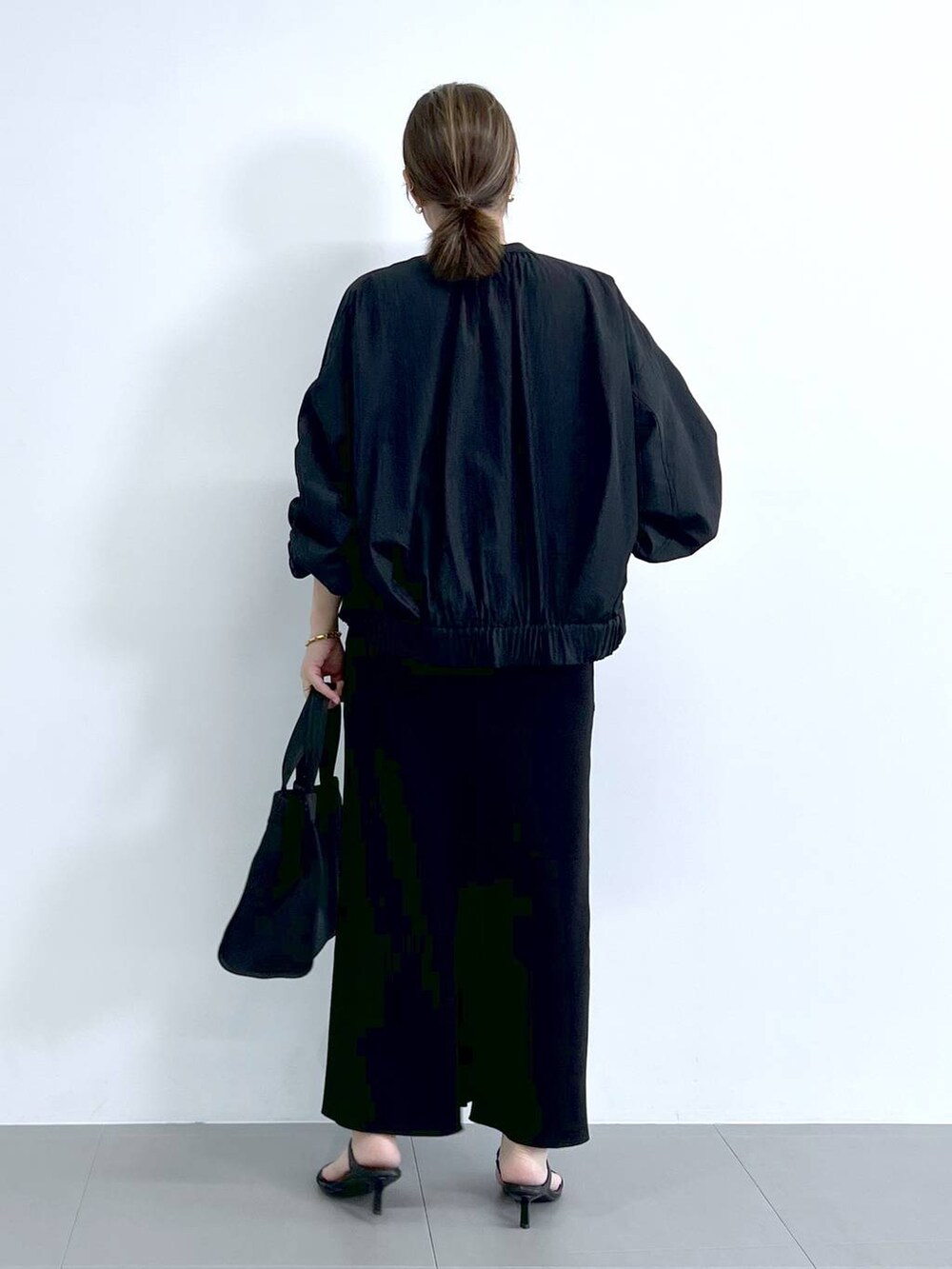 「体型カバー、着痩せ・細見え、ベーシック/シンプル、夏コーデ、スカート、ロングスカート、Tシャツ、ブルゾン、骨格ナチュラル、トートバッグ、バッグ、ショルダーバッグ、BARNYARDSTORM、Mazell、サンダル」|「BARNYARDSTORMのBARNYARDSTORM / Wストラップミュール(スリッポン、ブラック系)」を使った、あべさん(骨格ナチュラル・レディース・159cm)の夏コーディネートの5枚目の写真