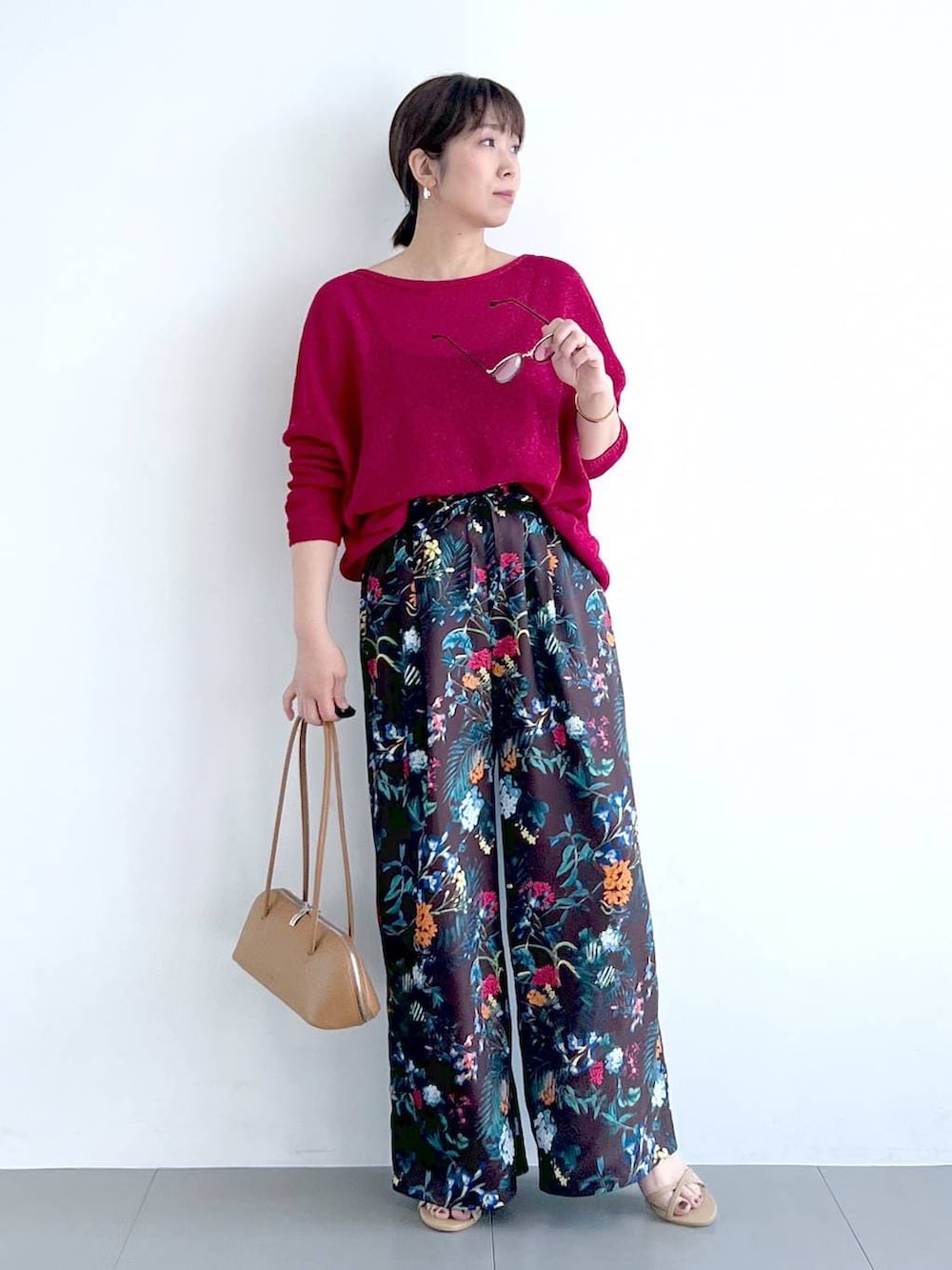 ブラウン系のその他パンツ、ブラウン系のハンドバッグ、レッド系のニット/セーターを着用したレディースの春コーディネートの7枚目の写真