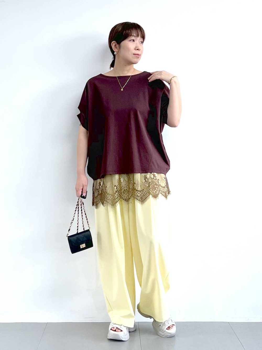 ブラウン系のTシャツ/カットソー、イエロー系のその他パンツ、ブラウン系のキャミソールを着用したレディースの春コーディネートの4枚目の写真