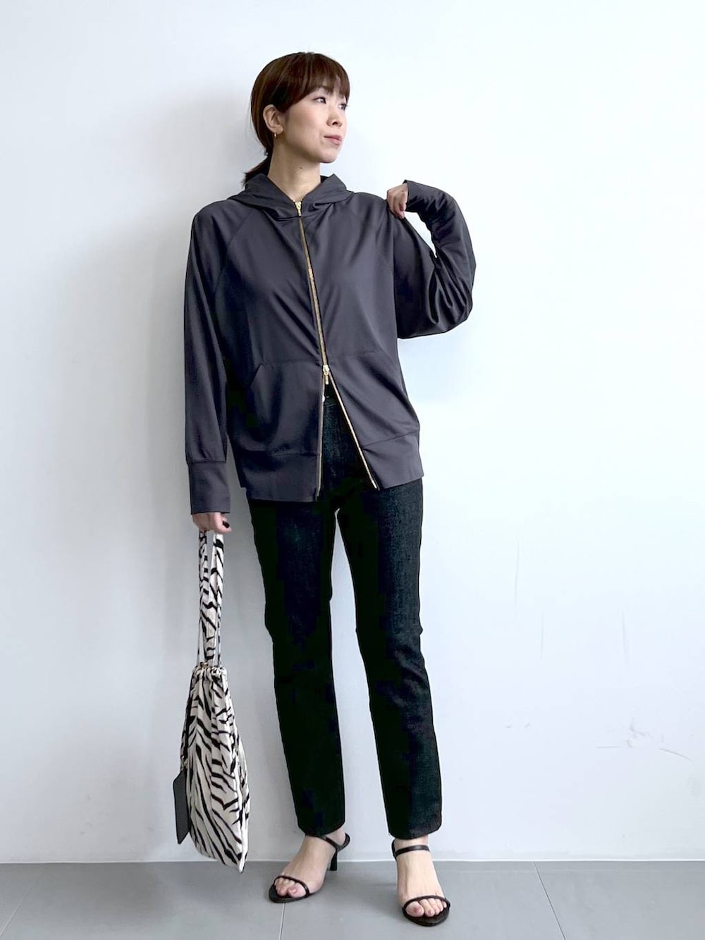 「体型カバー、着痩せ・細見え、ベーシック/シンプル、春コーデ、パーカー、UVカット、接触冷感、デニムパンツ、夏コーデ、サンダル、骨格ナチュラル、BARNYARDSTORM、Mazell、トートバッグ、バッグ」|「BARNYARDSTORMのBARNYARDSTORM / Wストラップミュール(スリッポン、ブラック系)」を使った、あべさん(骨格ナチュラル・レディース・159cm)の春コーディネートの4枚目の写真