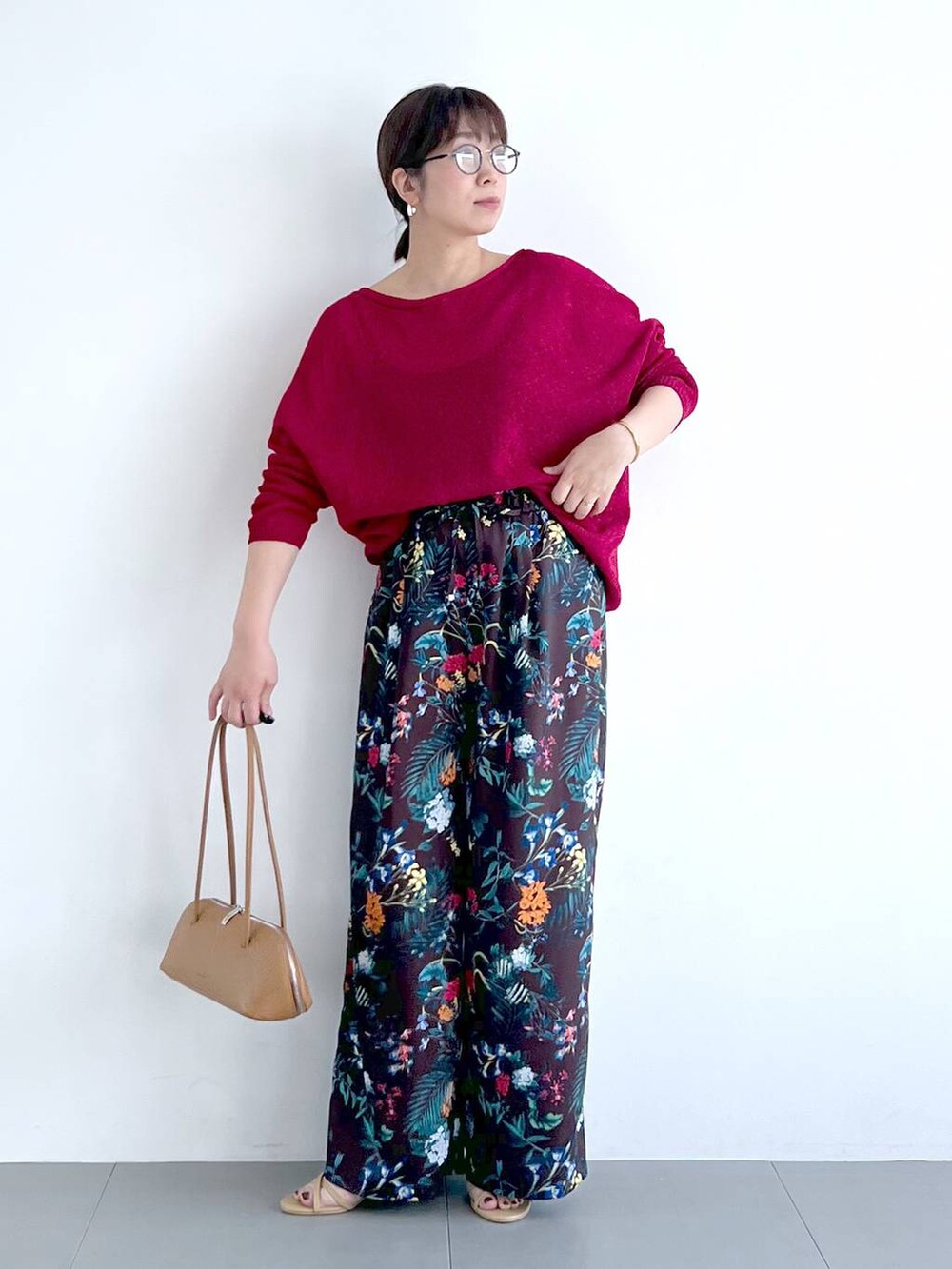 ブラウン系のその他パンツ、ブラウン系のハンドバッグ、レッド系のニット/セーターを着用したレディースの春コーディネートの5枚目の写真