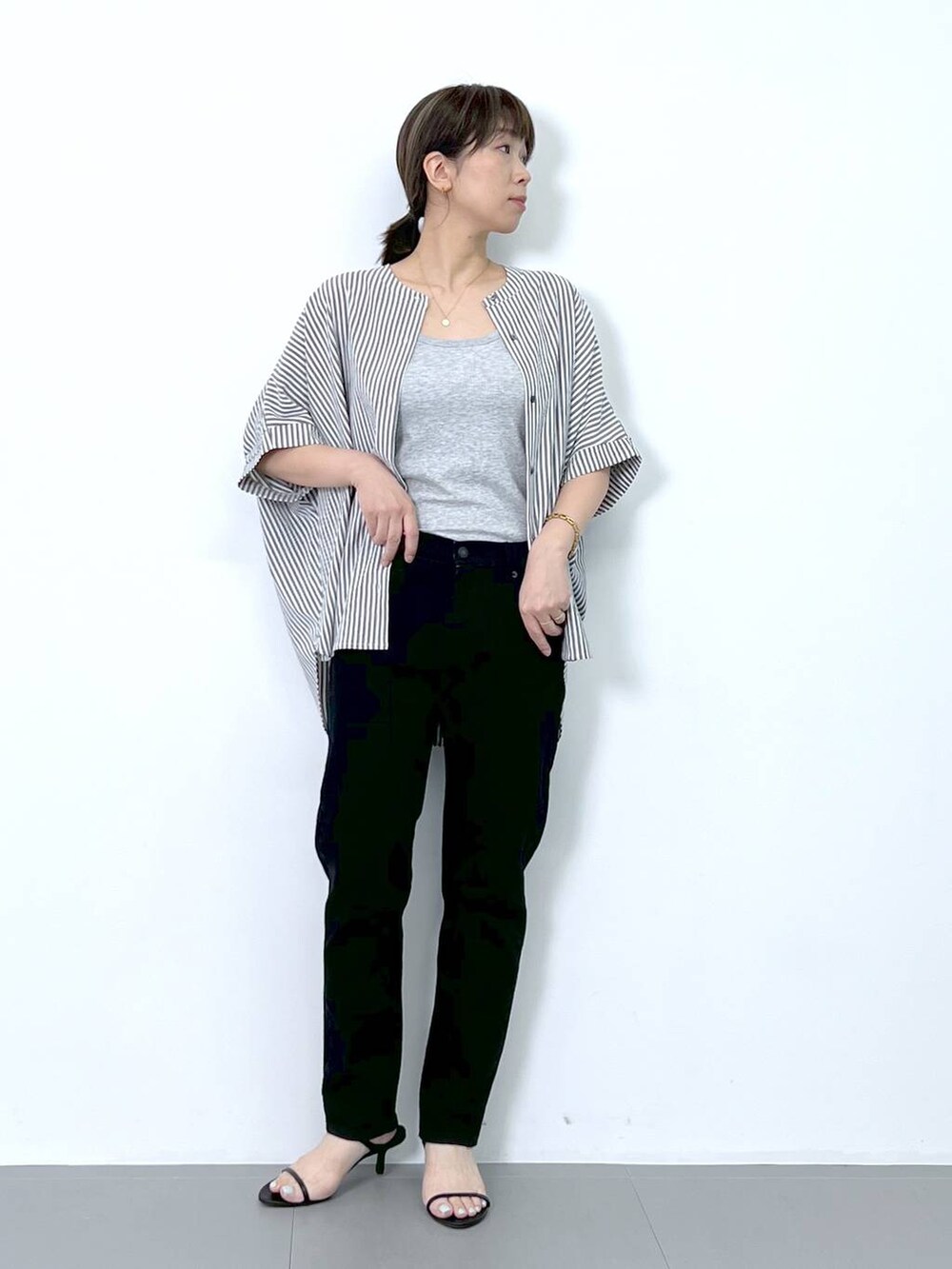 グレー系のシャツ/ブラウスを着用したレディースの夏コーディネートの5枚目の写真