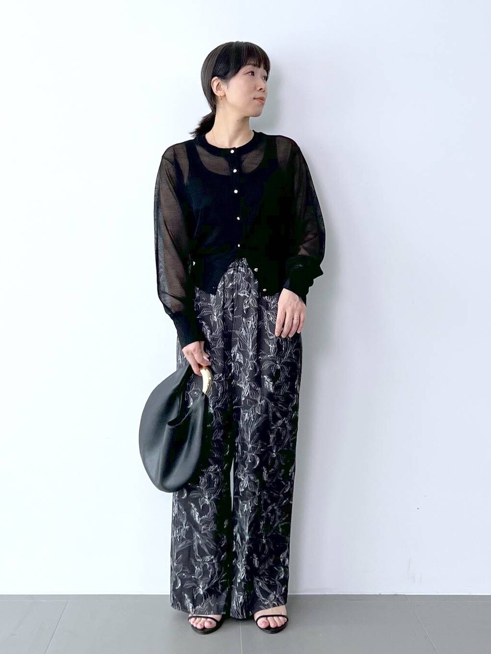 「体型カバー、着痩せ・細見え、ベーシック/シンプル、夏コーデ、カーディガン、ワイドパンツ、骨格ナチュラル、バッグ、サンダル、BARNYARDSTORM、Mazell」｜「BARNYARDSTORMのBARNYARDSTORM / Wストラップミュール（スリッポン、ブラック系）」を使った、あべさん（骨格ナチュラル・レディース・159cm）の夏コーディネートの4枚目の写真