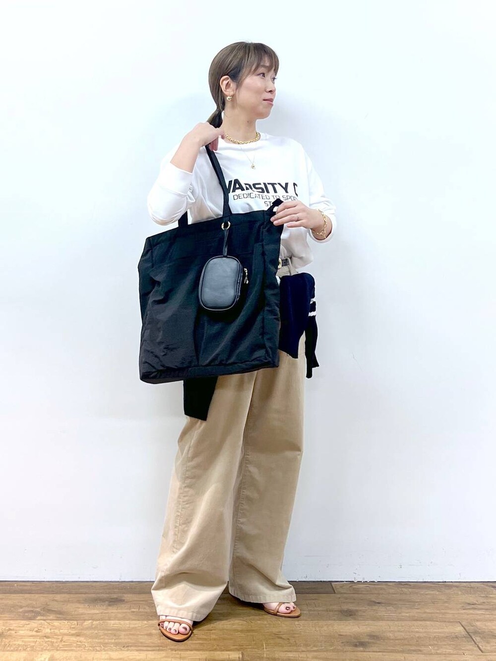 「体型カバー、着痩せ・細見え、ベーシック/シンプル、骨格ストレート、バッグ、ピアス、BARNYARDSTORM、Mazell、サンダル、ワイドパンツ、秋コーデ、ロンT」|「BARNYARDSTORMのBARNYARDSTORM / 【スタイリスト若狭恵美さんご紹介アイテム】中空セミサークルピアス(ピアス(両耳用)、その他)」を使った、あべさん(レディース・159cm)の夏コーディネートの4枚目の写真
