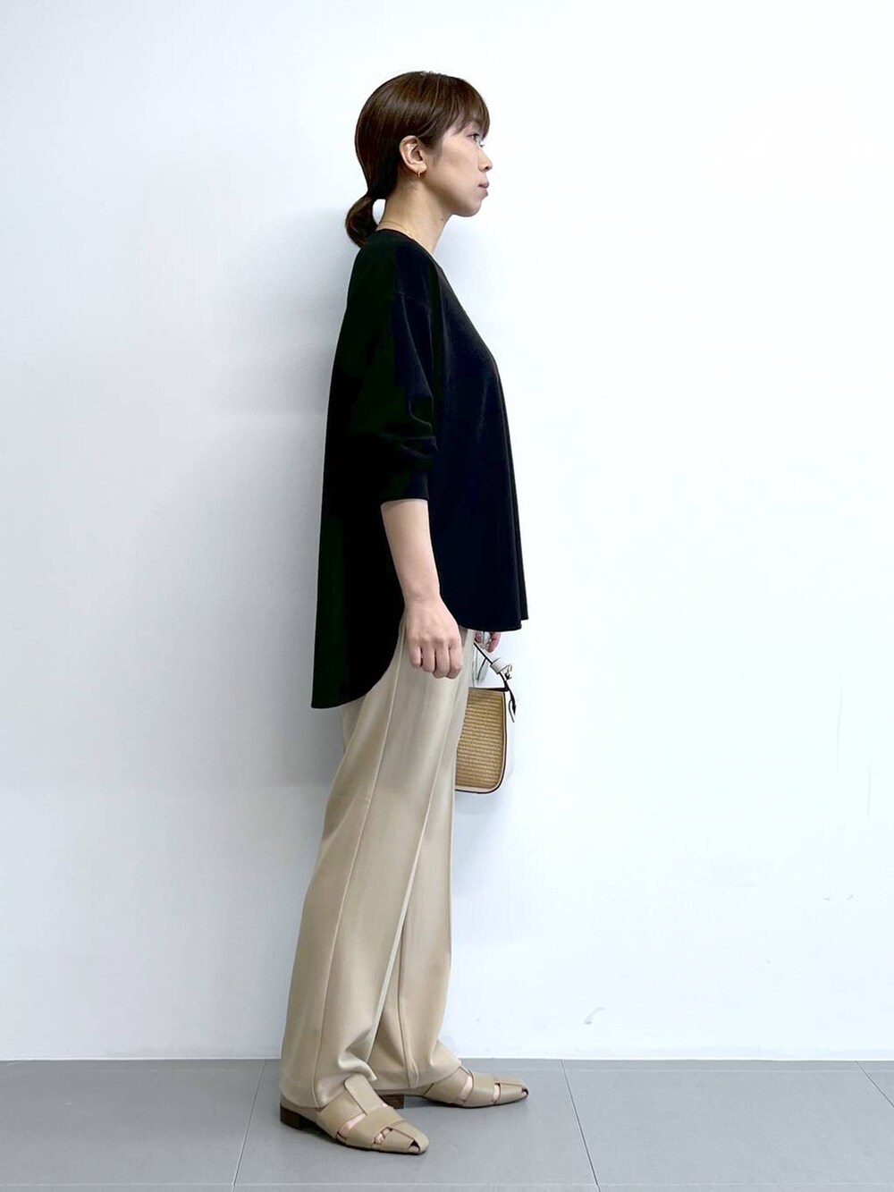 「体型カバー、着痩せ・細見え、ベーシック/シンプル、春コーデ、サングラス、パンプス、ロンT、セットアップ、バッグ、ショルダーバッグ、骨格ナチュラル」｜「BARNYARDSTORMのBARNYARDSTORM / 【CONTIGO】 ラフィアコンビバッグ（ショルダーバッグ、ホワイト系）」を使った、あべさん（骨格ナチュラル・レディース・159cm）の春コーディネートの4枚目の写真