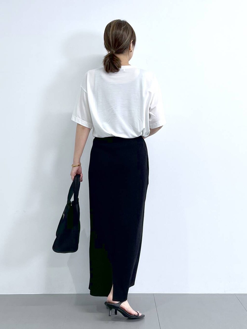 「体型カバー、着痩せ・細見え、ベーシック/シンプル、夏コーデ、スカート、ロングスカート、Tシャツ、ブルゾン、骨格ナチュラル、トートバッグ、バッグ、ショルダーバッグ、BARNYARDSTORM、Mazell、サンダル」|「BARNYARDSTORMのBARNYARDSTORM / Wストラップミュール(スリッポン、ブラック系)」を使った、あべさん(骨格ナチュラル・レディース・159cm)の夏コーディネートの8枚目の写真
