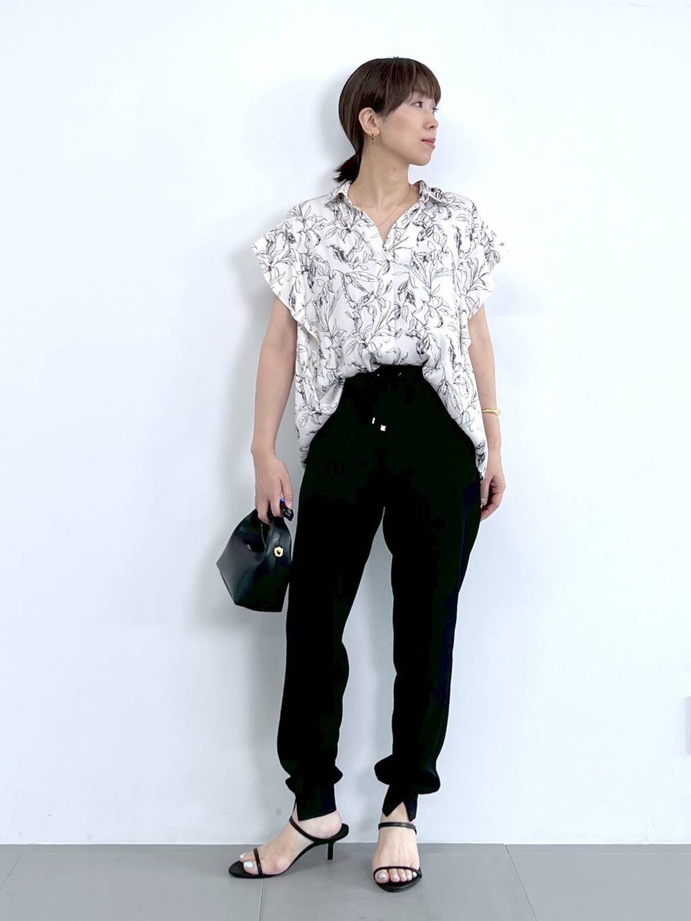 「体型カバー、着痩せ・細見え、ベーシック/シンプル、サンダル、パンツ、シャツ、ブラウス、シャツスタイル、骨格ナチュラル、バッグ、ショルダーバッグ、BARNYARDSTORM、Mazell」|「BARNYARDSTORMのBARNYARDSTORM / Wストラップミュール(スリッポン、ブラック系)」を使った、あべさん(骨格ナチュラル・レディース・159cm)の夏コーディネートの2枚目の写真
