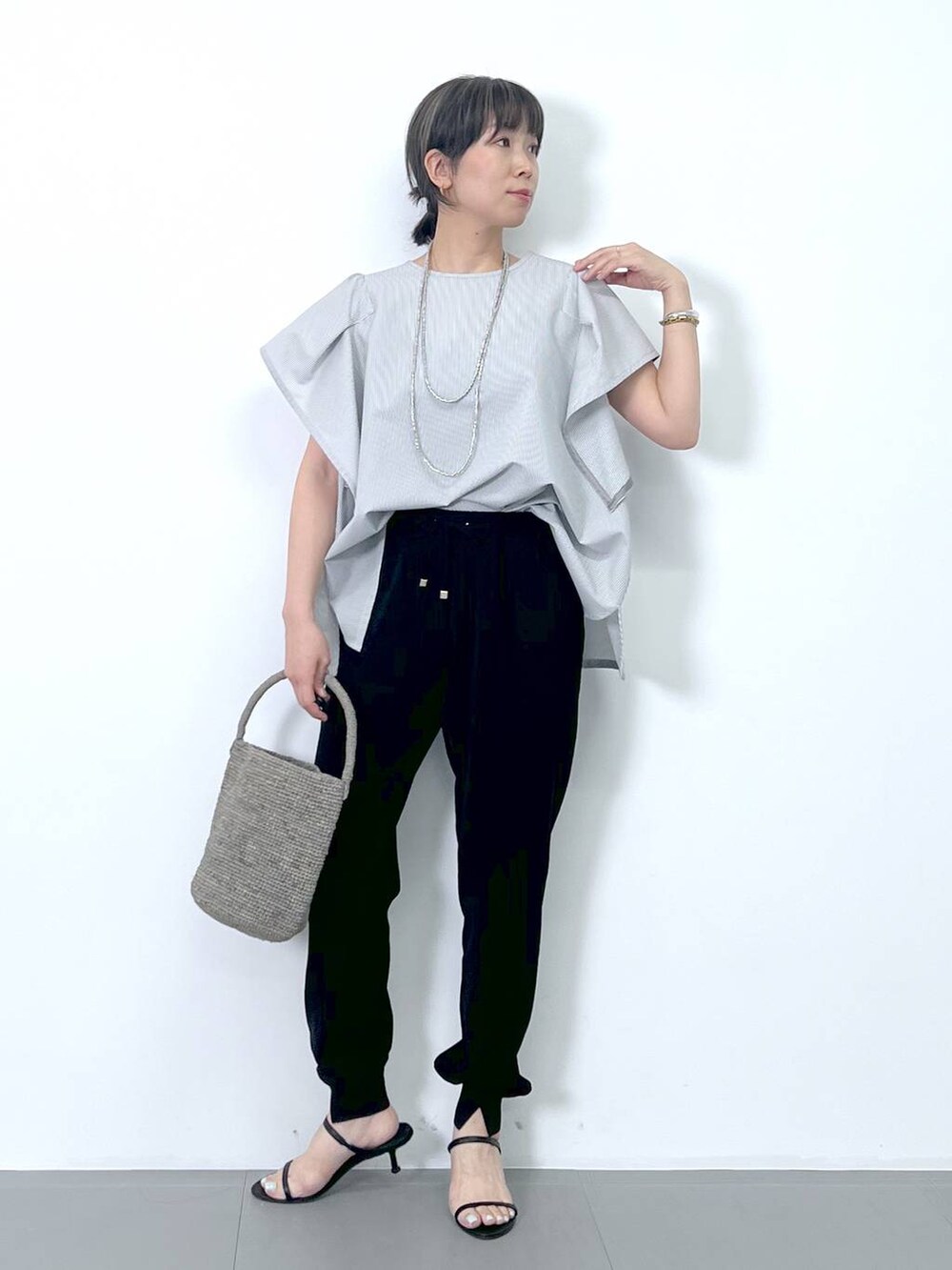 「体型カバー、着痩せ・細見え、ベーシック/シンプル、夏コーデ、ブラウス、ネックレス、サンダル、バッグ、骨格ナチュラル、BARNYARDSTORM、Mazell」｜「BARNYARDSTORMのBARNYARDSTORM / Wストラップミュール（スリッポン、ブラック系）」を使った、あべさん（骨格ナチュラル・レディース・159cm）の夏コーディネートの4枚目の写真